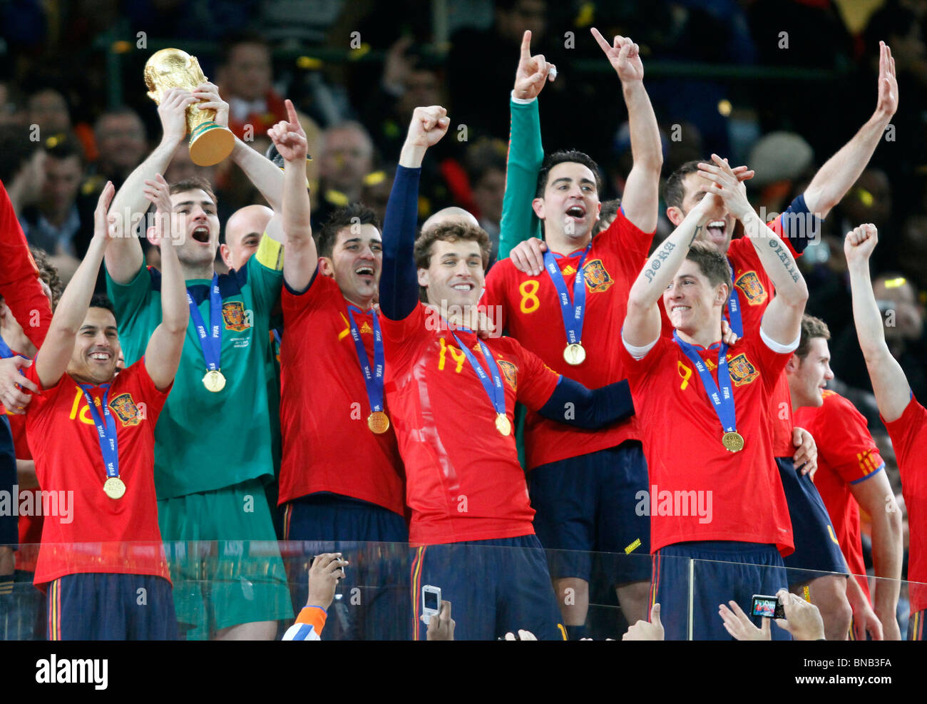 IKER CASILLAS & TEAM SPAGNOLO W V PAESI BASSI SPAGNA SOCCER CITY Johannesburg Sudafrica 11 Luglio 2010 Foto Stock