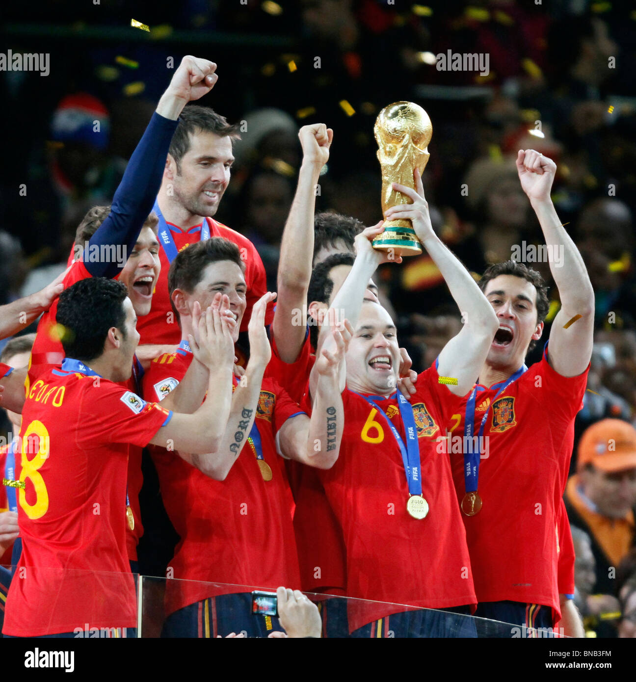 ANDRES INIESTA & TEAM SPAGNOLO PAESI BASSI V SPAGNA SOCCER CITY Johannesburg Sudafrica 11 Luglio 2010 Foto Stock