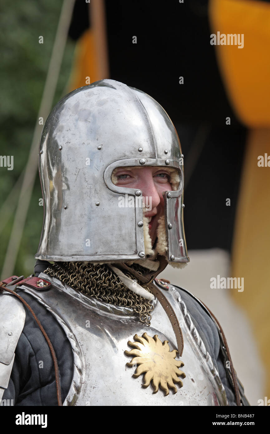 Giovane Donna vestita in armatura medievale prima della battaglia di Tewkesbury rievocazione, 2010 Foto Stock