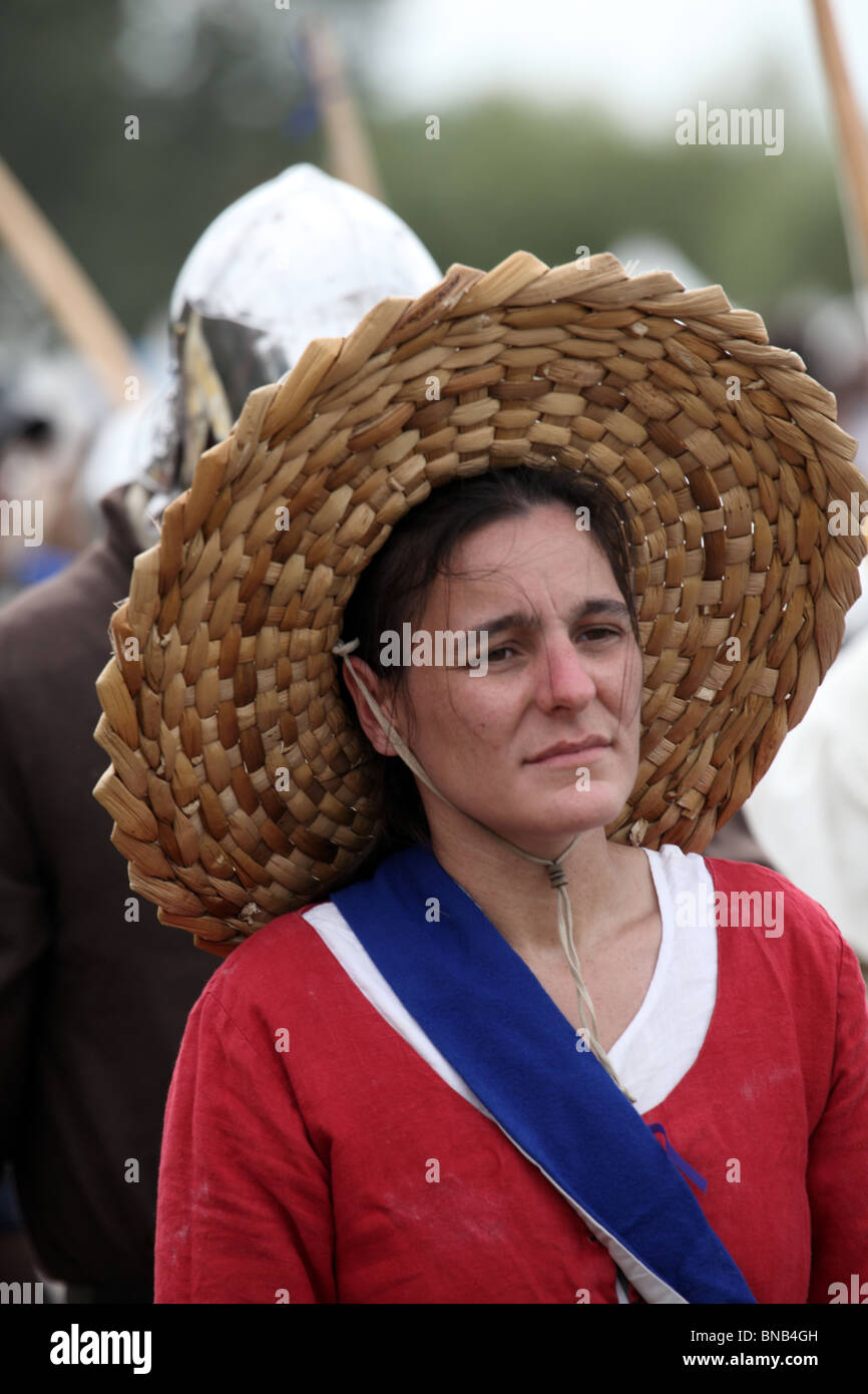 La battaglia di Tewkesbury rievocazione, 2010. Donna portatrice d'acqua vestito in costume medievale Foto Stock