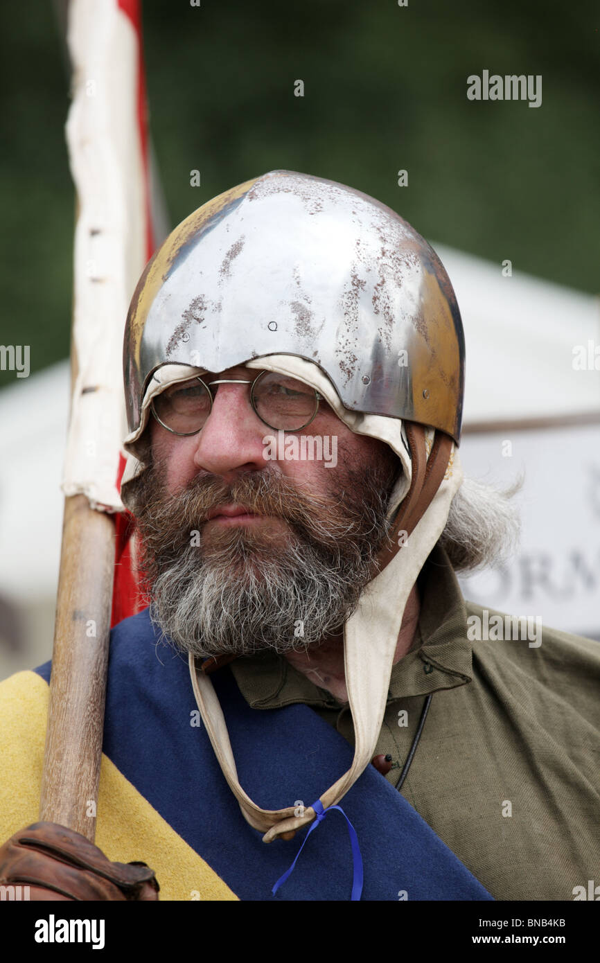 La battaglia di Tewkesbury rievocazione, 2010; uomo d'armi, combattendo sul lato Lancastrian per il Conte di Ormond Foto Stock