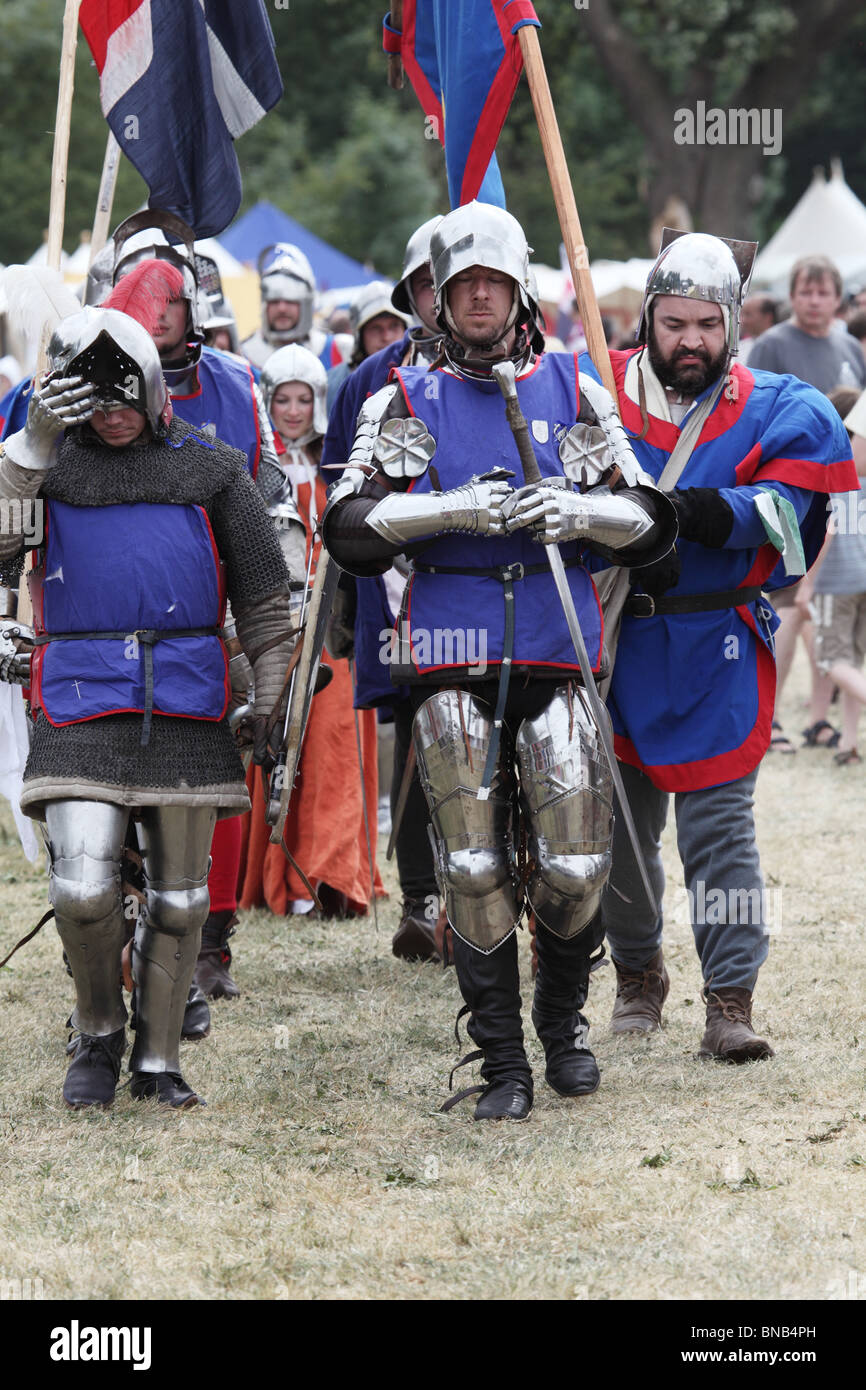 La battaglia di Tewkesbury rievocazione, 2010. Gli uomini in armi in armatura medievale marzo per il campo di battaglia Foto Stock