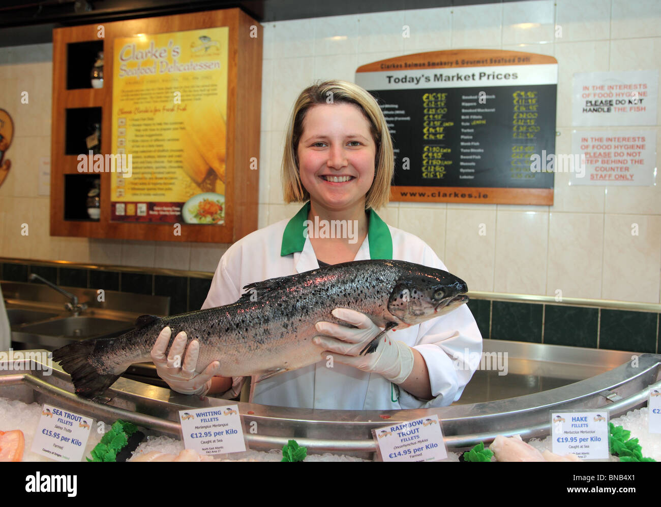 Clarke's salmone selvatico pescheria, Ballina, Co. Mayo, polacco assistente vendite Paula Foto Stock