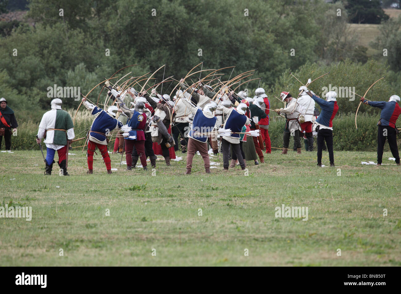 Arcieri Yorkist fire volleys di frecce alle forze Lancastrian, Battaglia di Tewkesbury rievocazione, 2010 Foto Stock