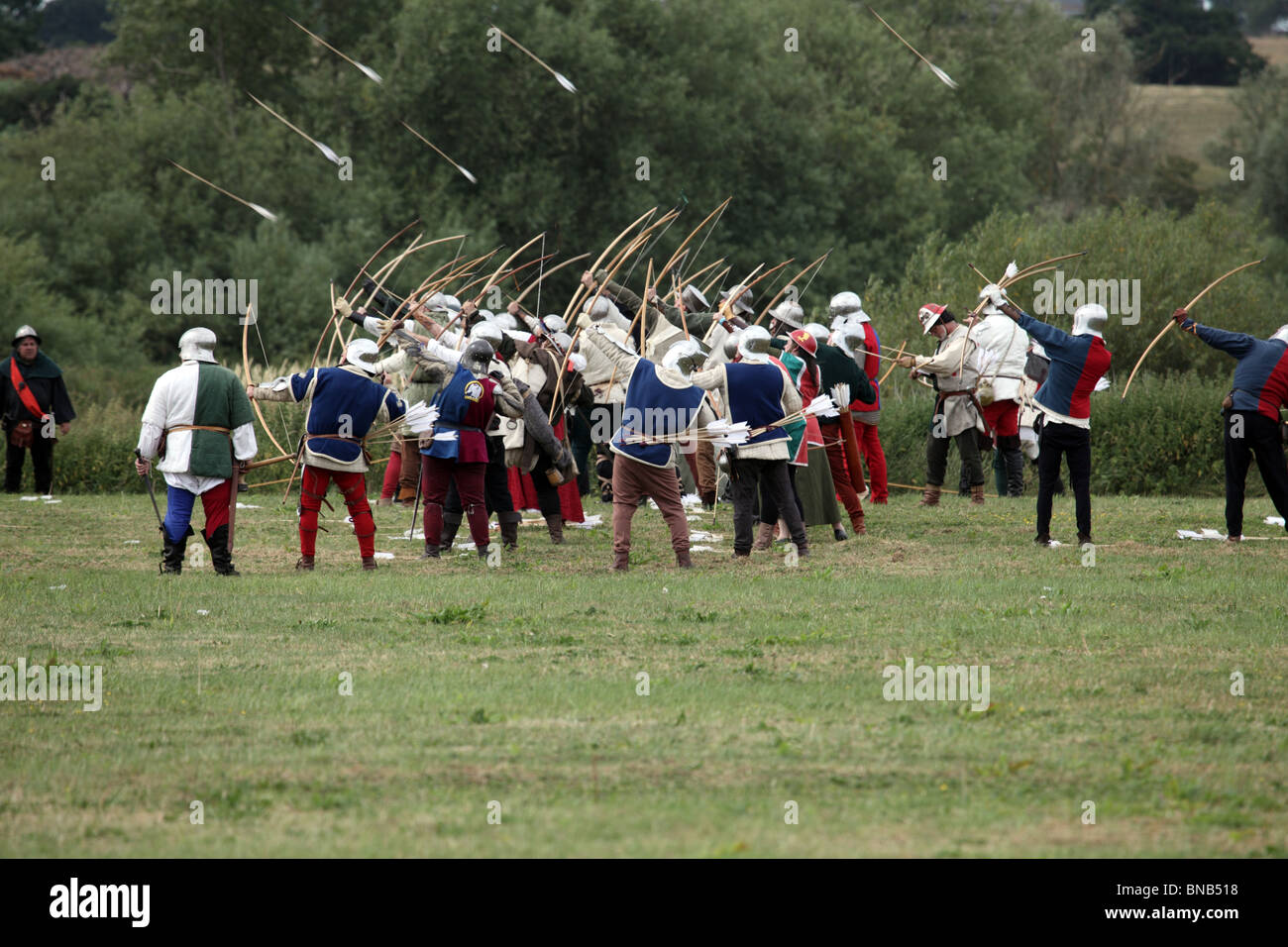 Arcieri Yorkist fire volleys di frecce alle forze Lancastrian, Battaglia di Tewkesbury rievocazione, 2010; arcieri Foto Stock