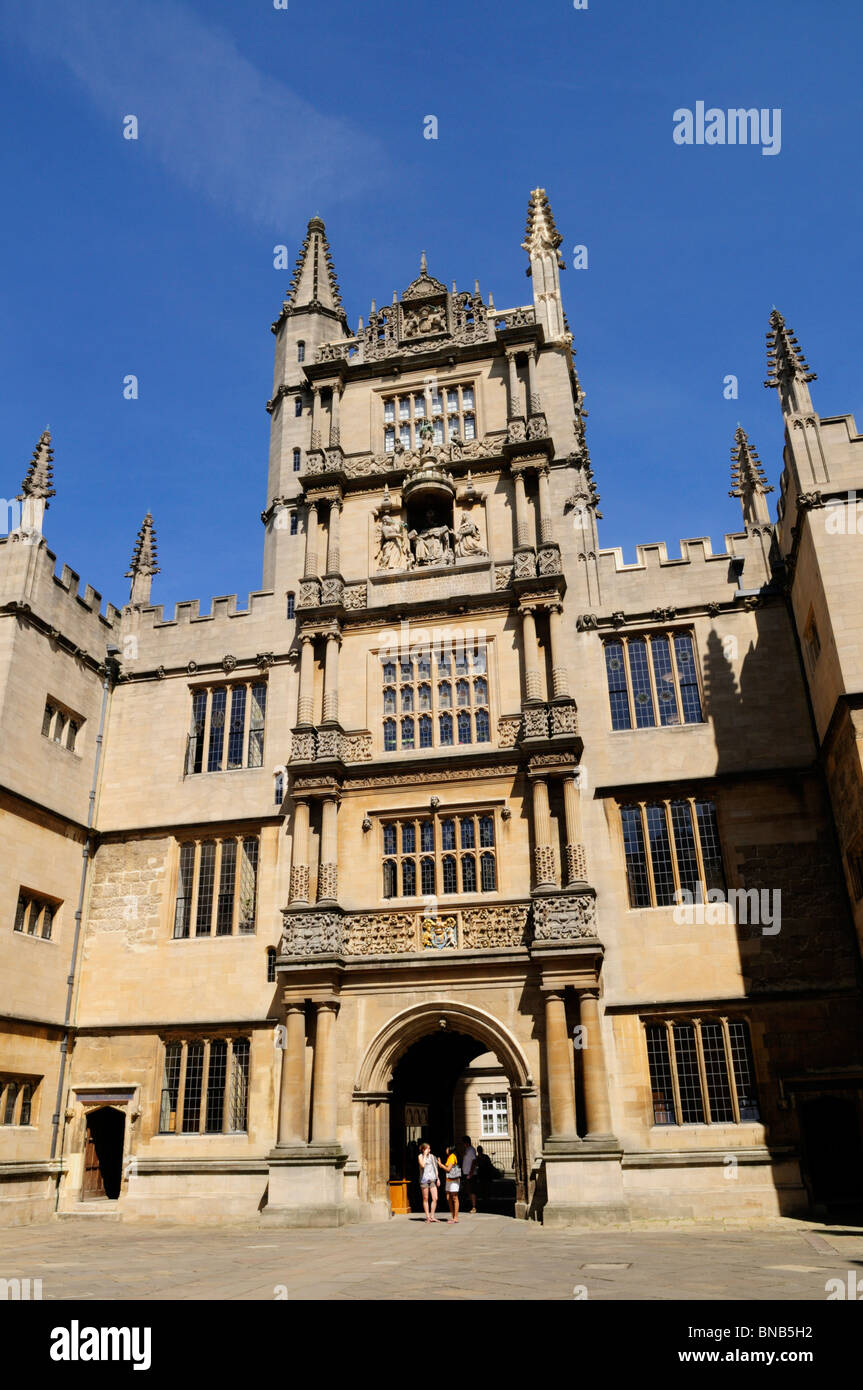 La torre dei cinque ordini presso la vecchia biblioteca Bodleian Library di Oxford, England, Regno Unito Foto Stock