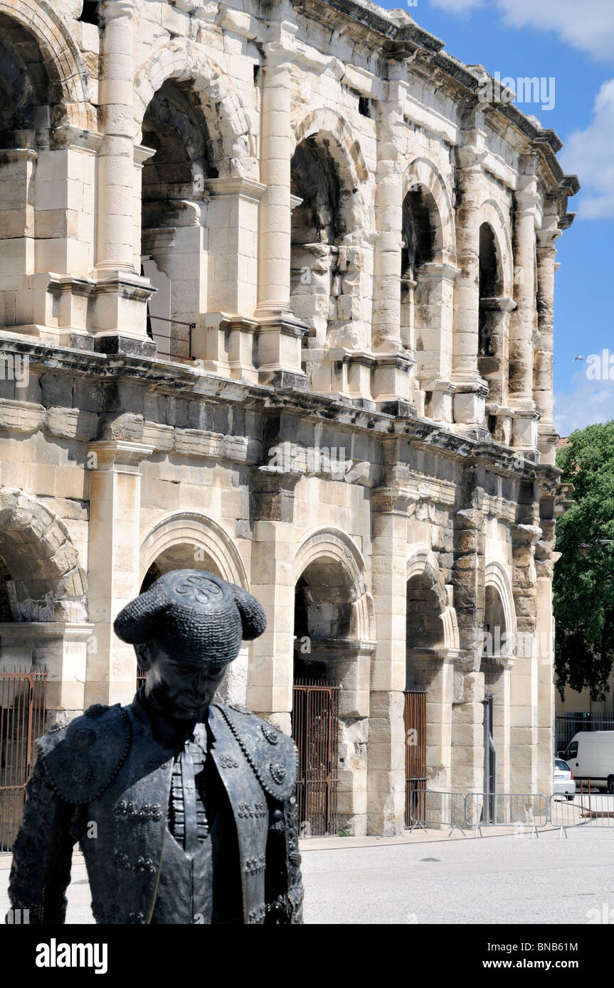 La scultura di un torero, Arena di Nîmes, Francia, un Anfiteatro Romano Foto Stock
