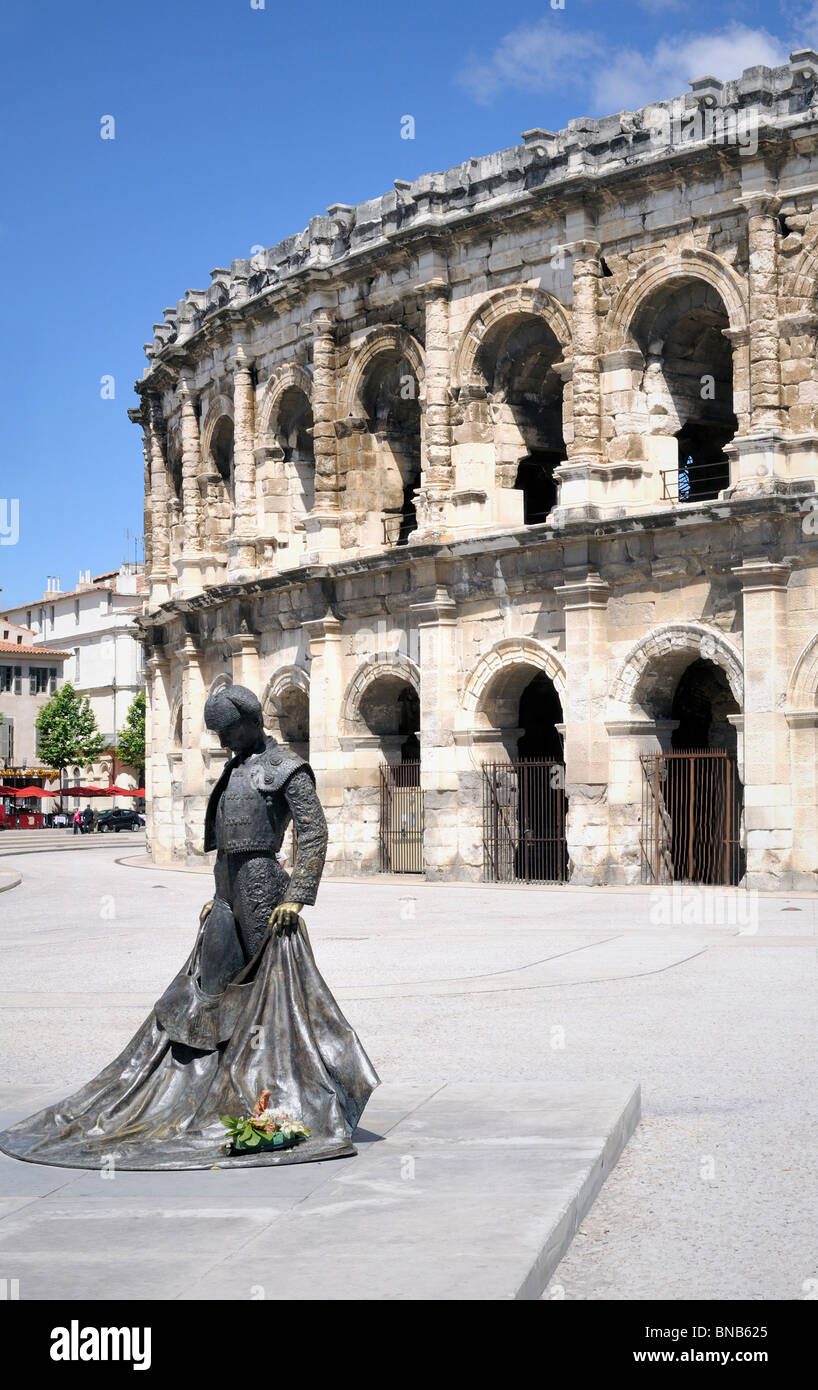 La scultura di un torero, Arena di Nîmes, Francia, un Anfiteatro Romano Foto Stock