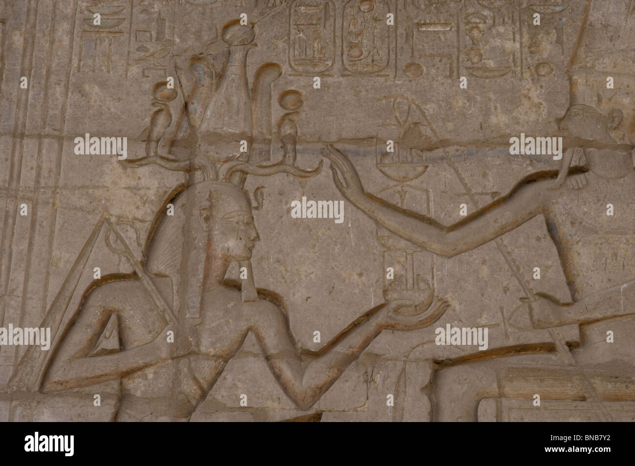 Rilievo raffigurante un faraone Ramses II prima di divinità Amon, Munt e Khonsu. Ramesseum. L'Egitto. Foto Stock