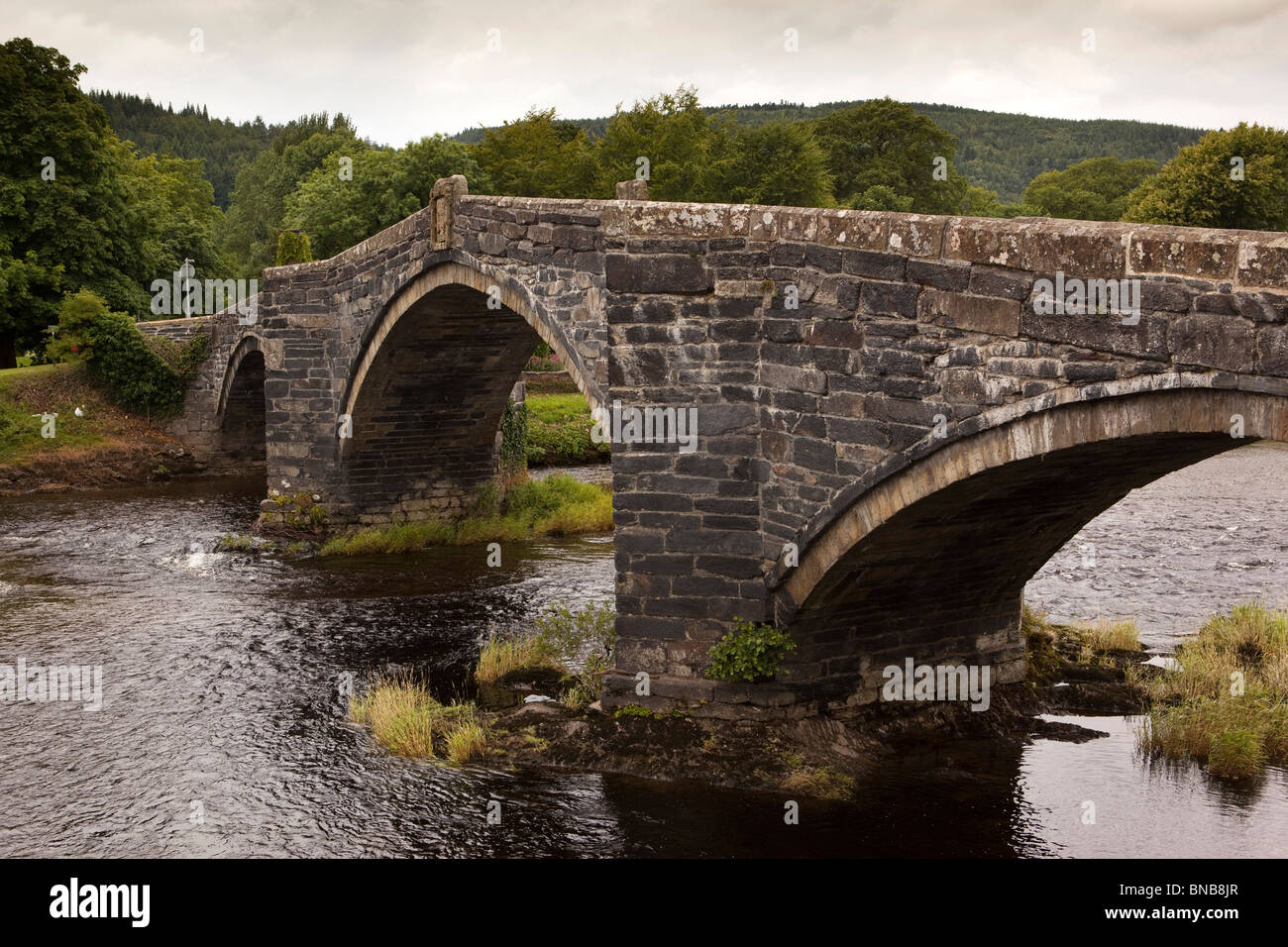 Regno Unito, Galles Snowdonia, Llanwrst, 1636 ponte di pietra sul fiume Conwy Foto Stock