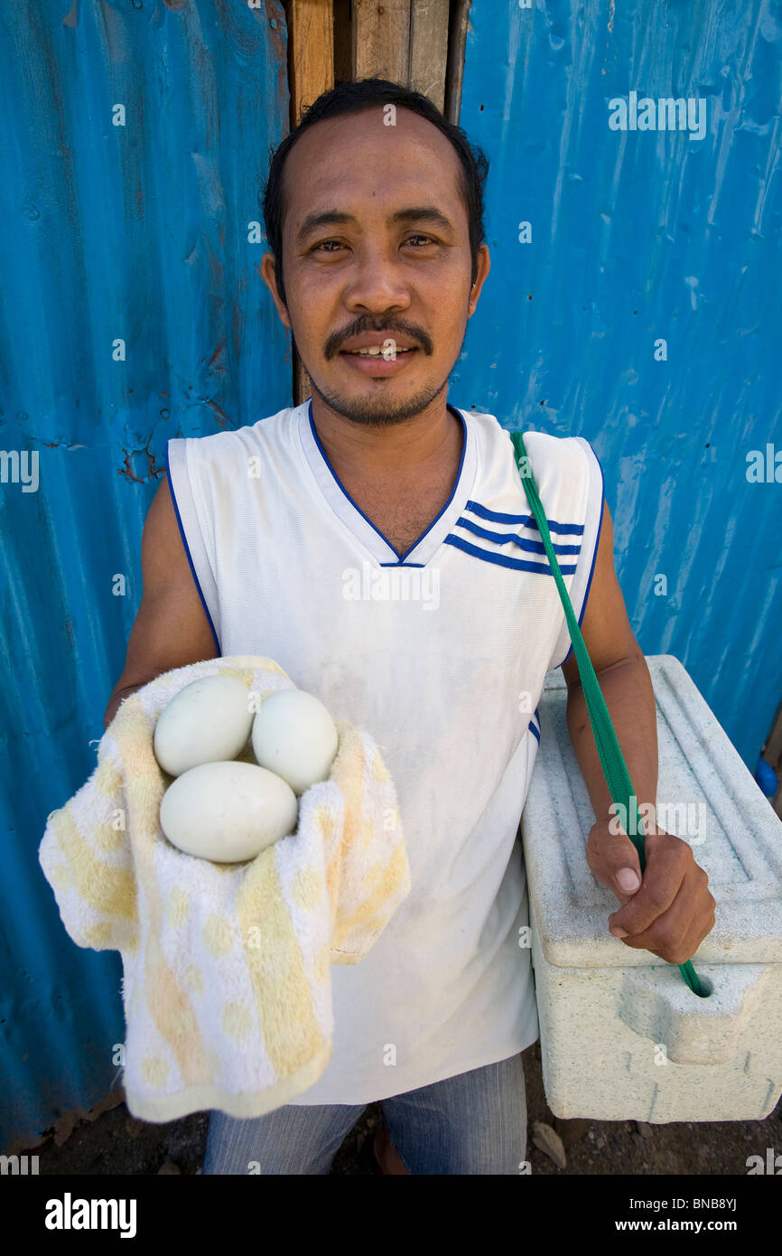 Un filippino Balutan visualizza una selezione dei suoi baluts, o cotte fecondato le uova di anatra, in Oriental Mindoro, Filippine. Foto Stock