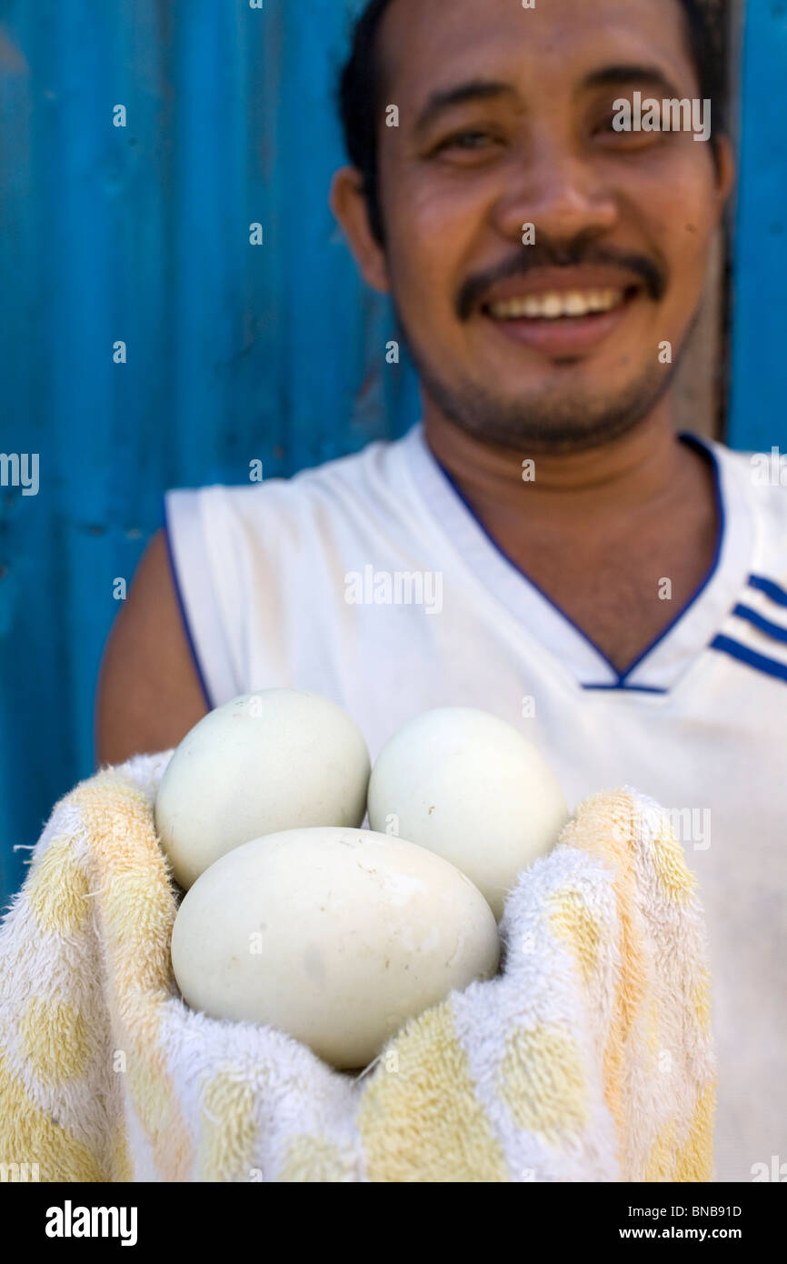 Un filippino Balutan visualizza una selezione dei suoi baluts, o cotte fecondato le uova di anatra, in Oriental Mindoro, Filippine. Foto Stock