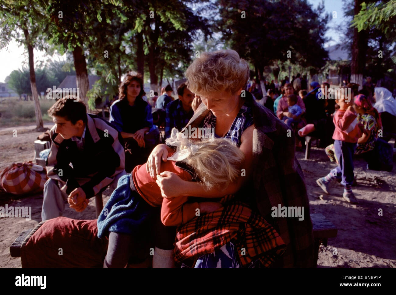 Le donne russe e la figlia in attesa con i civili per evacuazione da Kulob, Tagikistan nel 1992 durante il tagiko guerra civile Foto Stock