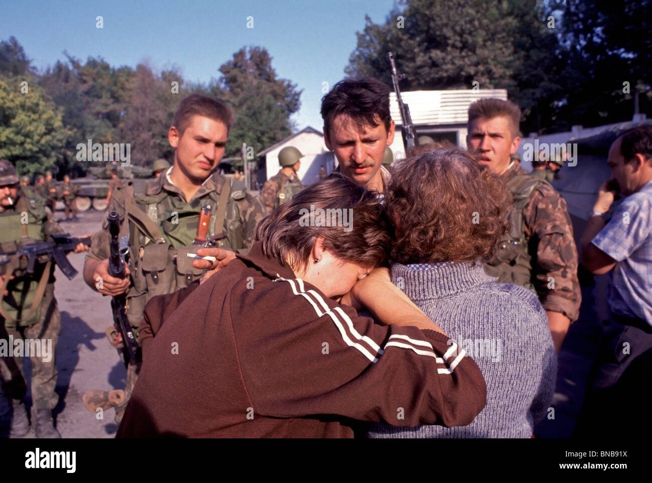 Le donne russe invocare con un esercito russo officer per essere evacuato da Kulob, Tagikistan nel 1992 durante il tagiko guerra civile Foto Stock