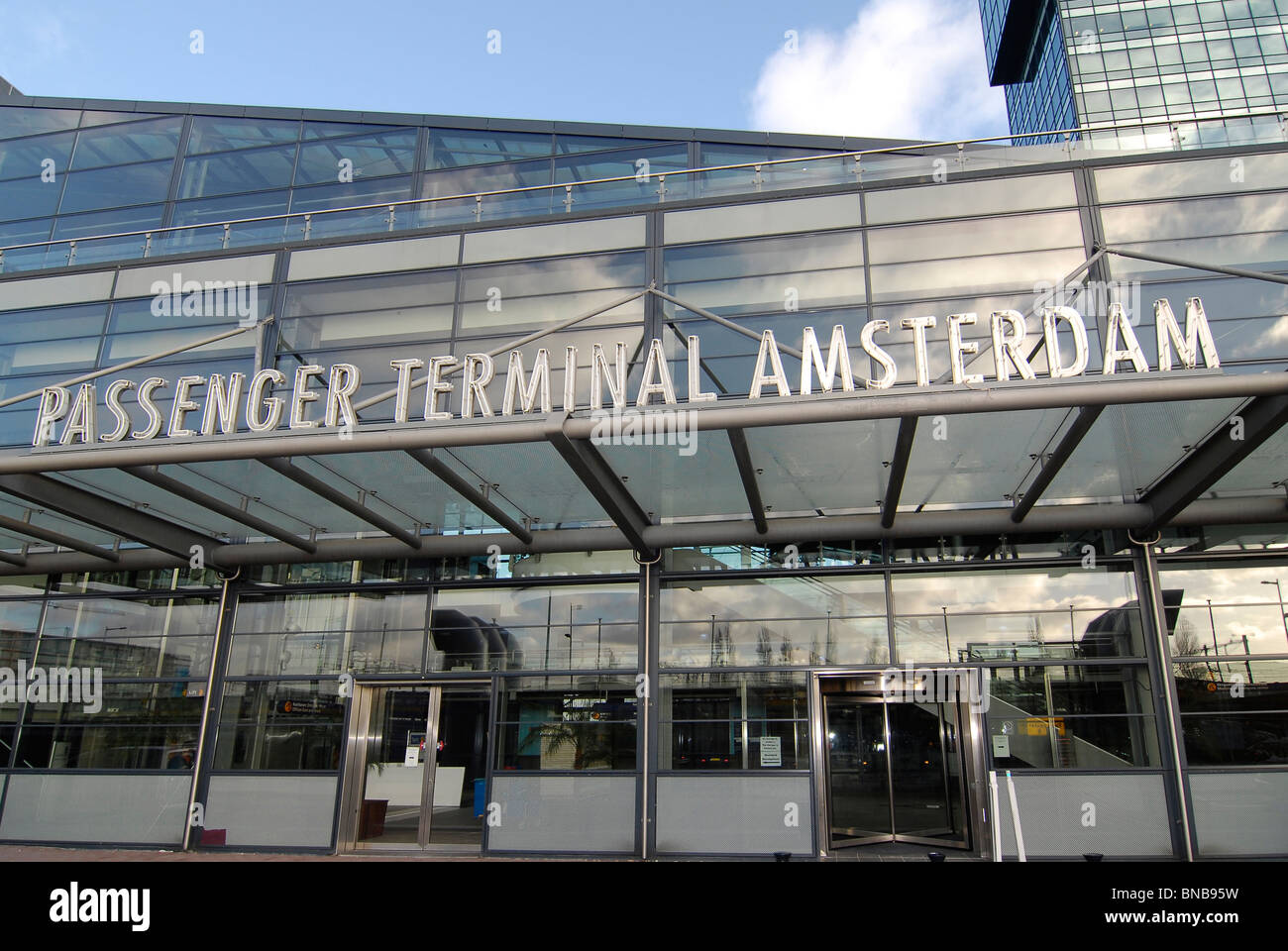 Amsterdam Paesi Bassi moderna architettura terminal passeggeri di vetro di ingresso Foto Stock