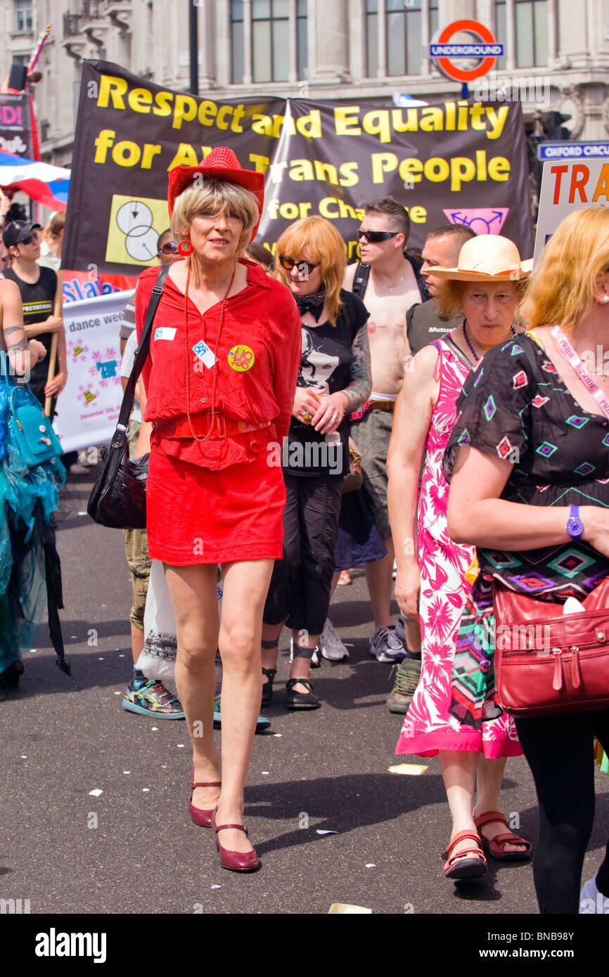 Londra Gay Pride , uomini vestiti da donne in abiti e gonne - banner il  rispetto e la parità di opportunità per tutte le persone Trans Foto stock -  Alamy