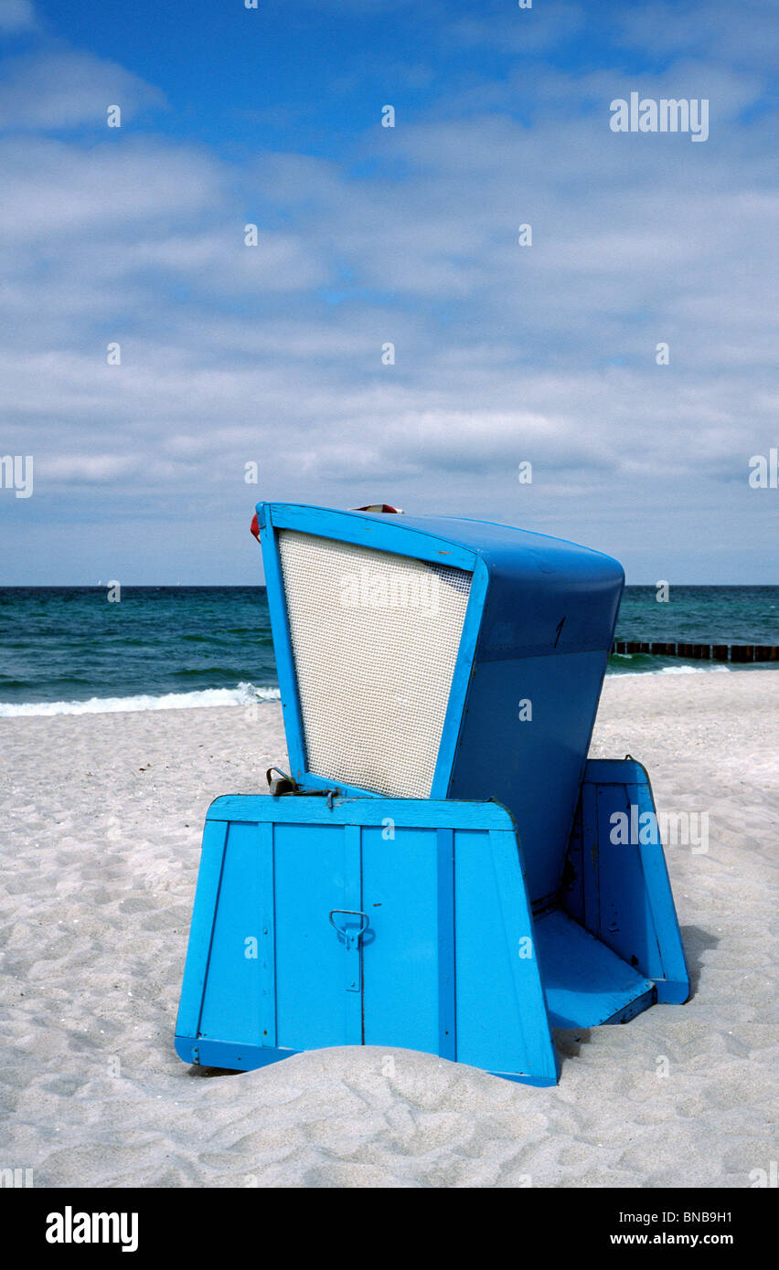 Strandkorb (spiaggia sedia) a Mar Baltico beach in Ahrenshoop sulla penisola di Darß Mecklenburg-Vorpommern in Germania. Foto Stock