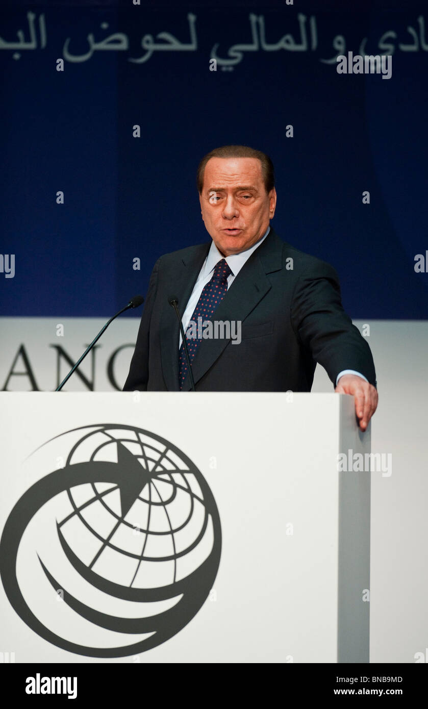 Il ministro Silvio Berlusconi dà il discorso finale alla sessione di apertura della Med Forum 2010 sulla luglio 12, 2010 a Milano, Italia Foto Stock