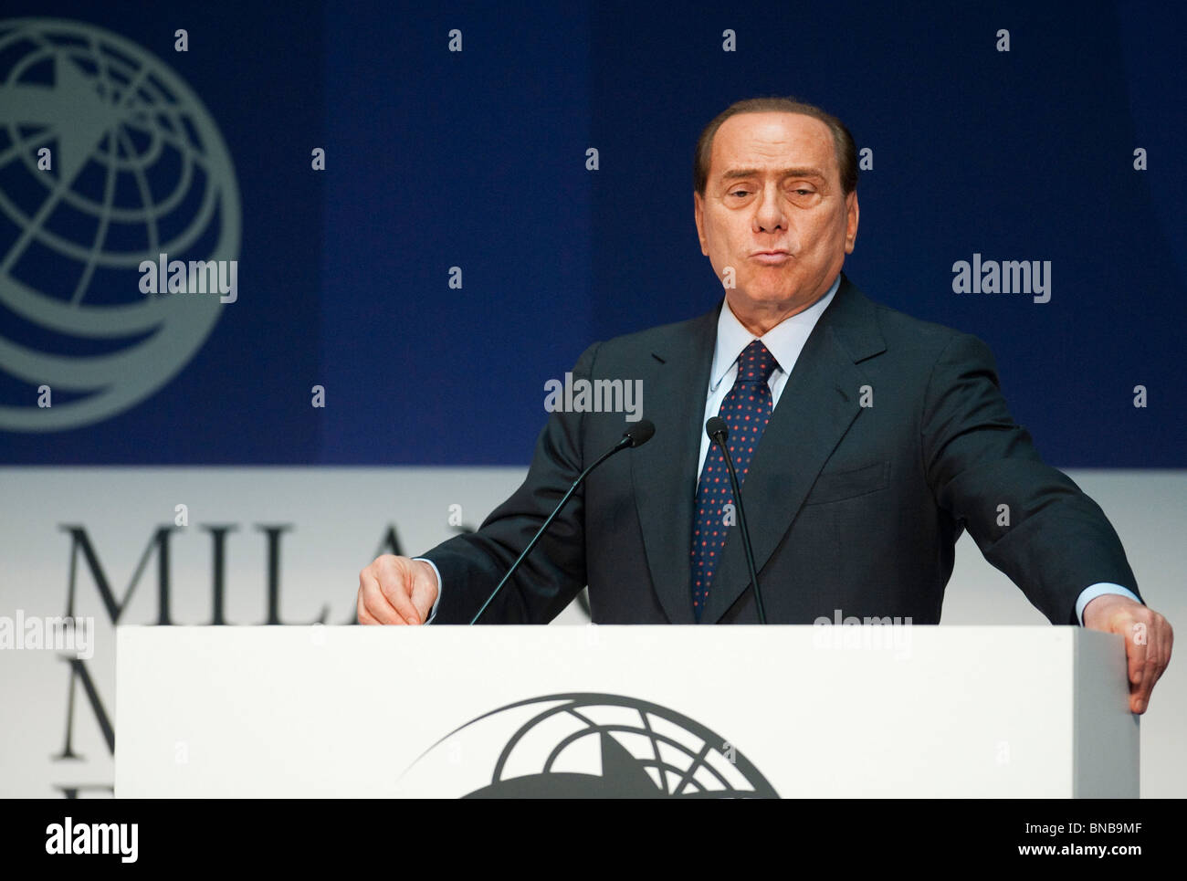 Il ministro Silvio Berlusconi dà il discorso finale alla sessione di apertura della Med Forum 2010 sulla luglio 12, 2010 a Milano, Italia Foto Stock