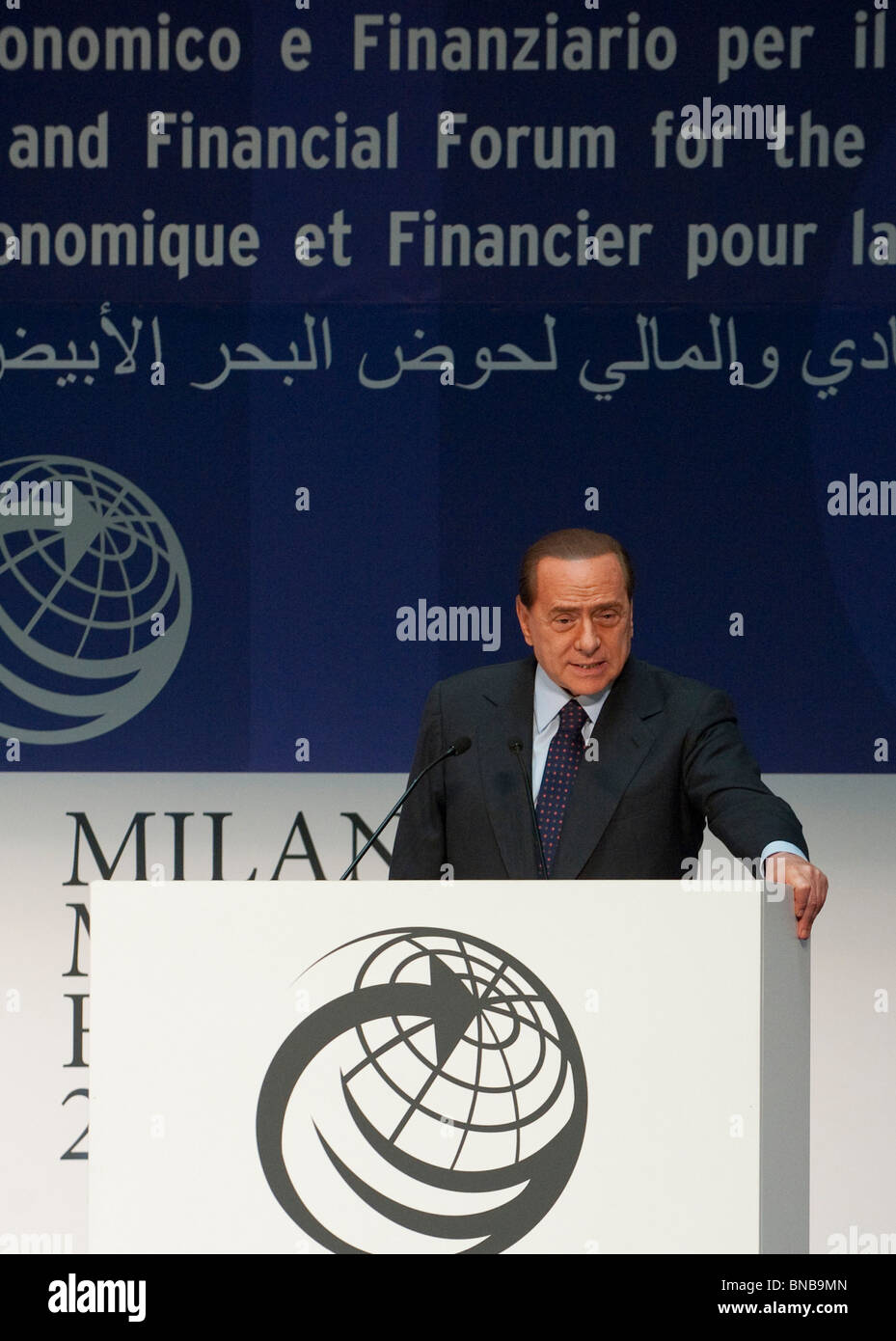 Il ministro Silvio Berlusconi dà il discorso finale alla sessione di apertura della Med Forum 2010 sulla luglio 12, 2010 a Milano, Italia Foto Stock