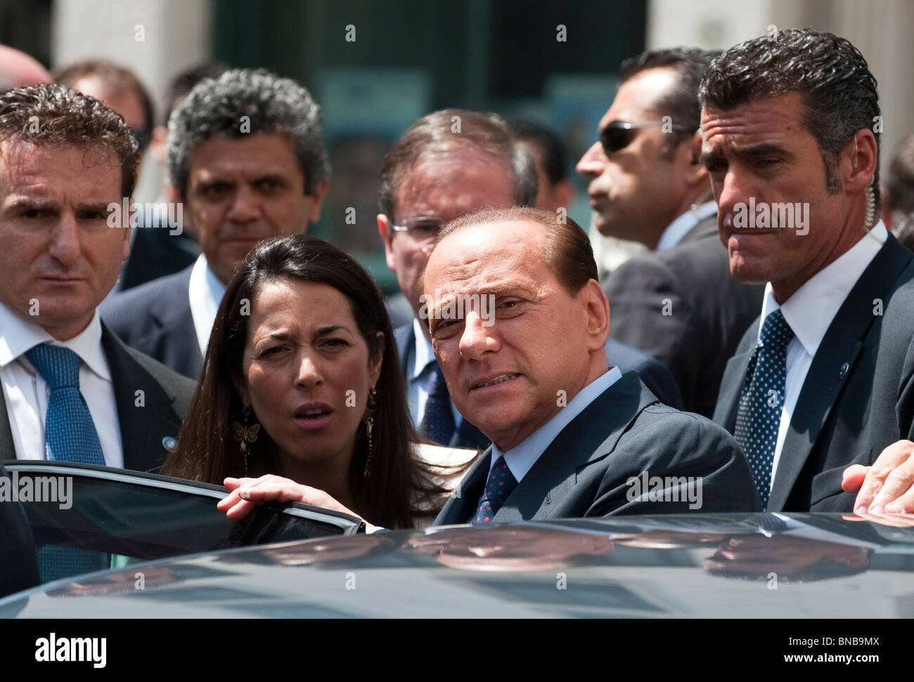 Il ministro Silvio Berlusconi lasciando la sessione di apertura del Forum Med 2010 sulla luglio 12, 2010 a Milano, Italia Foto Stock