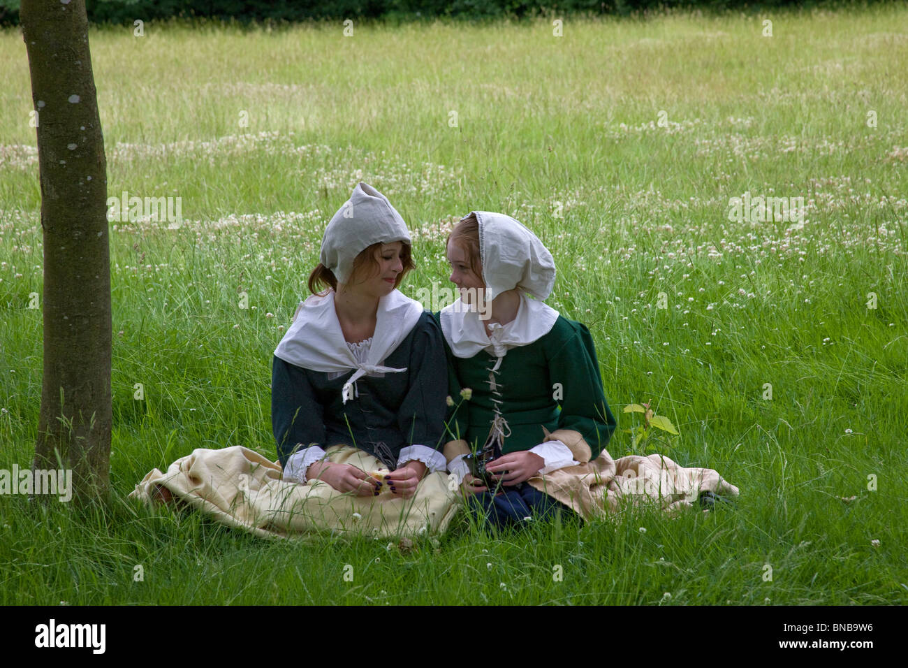 Due giovani donne vestite nel XVII secolo costume. Foto Stock