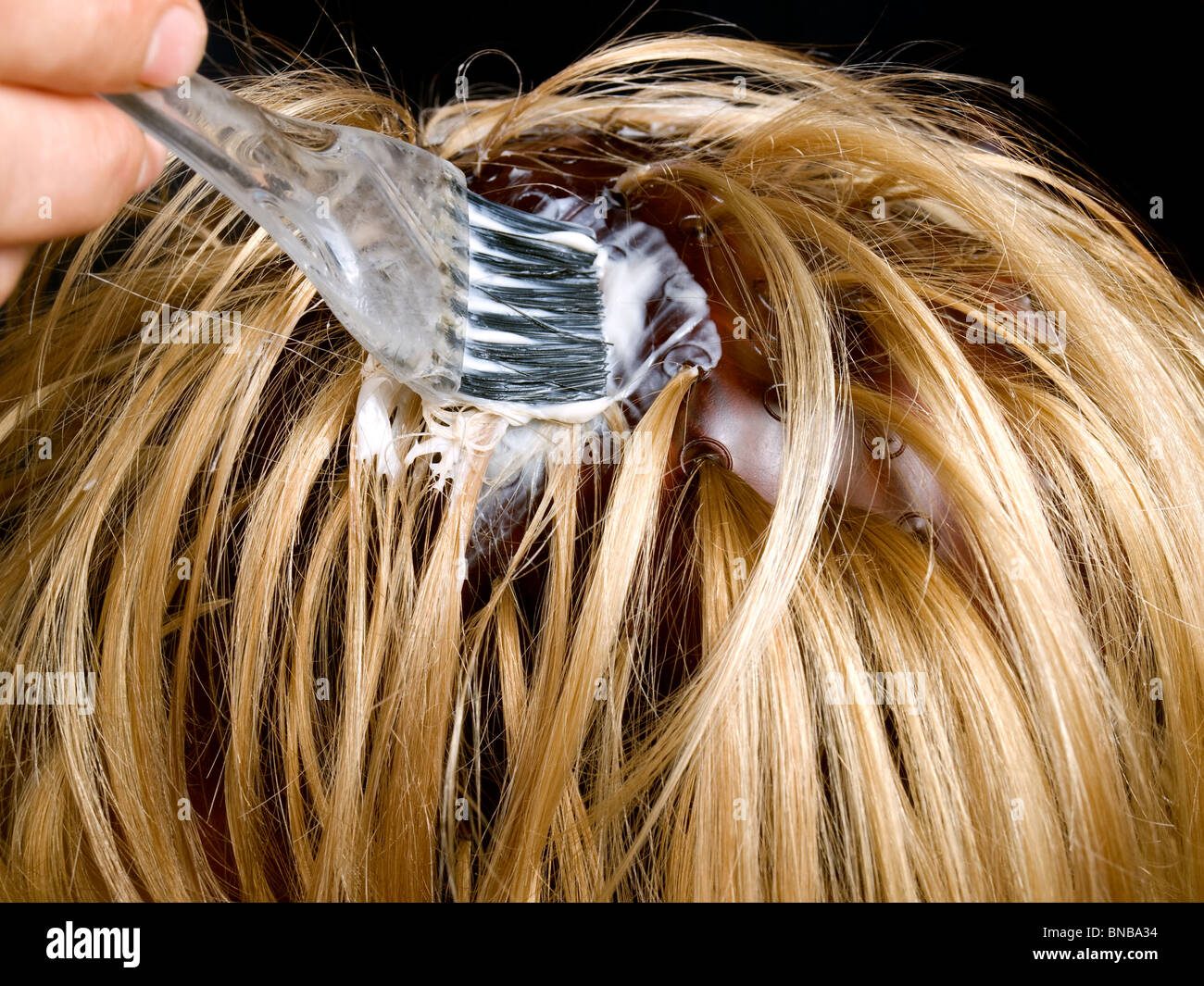 Primo piano durante la tintura dei capelli il trattamento ... Foto Stock