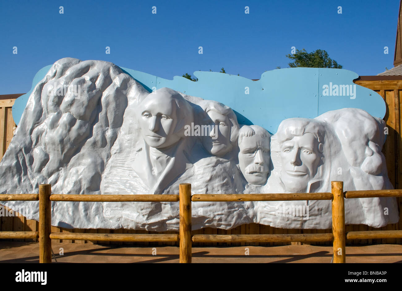 Il famoso Wall Drug Store di Wall, South Dakota, è una leggendaria attrazione che offre acqua ghiacciata gratuita, souvenir e il classico fascino americano. Foto Stock