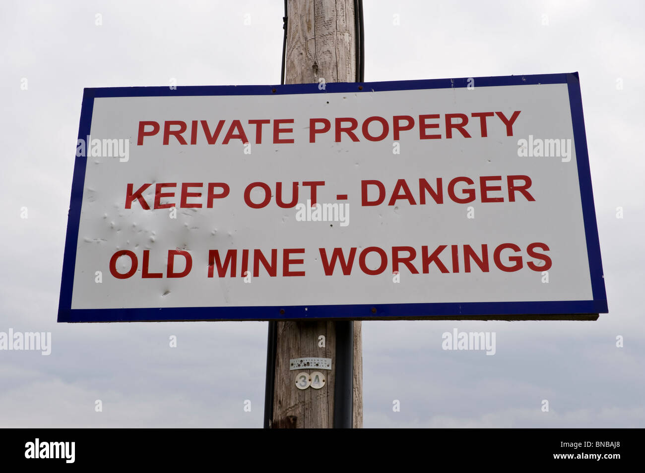La proprietà privata tenere fuori pericolo vecchia miniera lavorazioni segno sull'ex sito colliery presso il British Lancaster South Wales UK Foto Stock