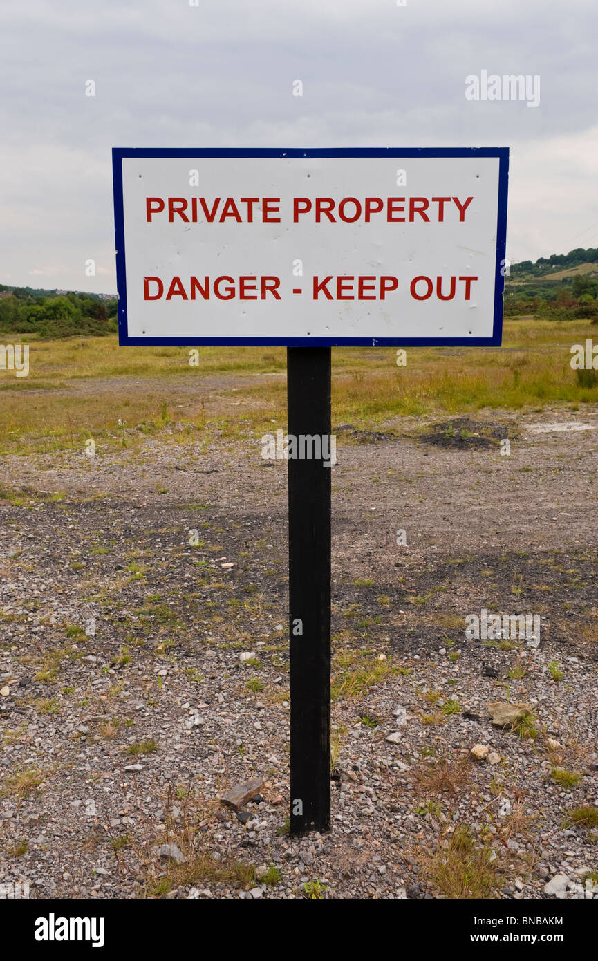 La proprietà privata PERICOLO TENERE FUORI segno su ex miniera di carbone di lavorazioni presso il British vicino Pontypool Lancaster South Wales UK Foto Stock