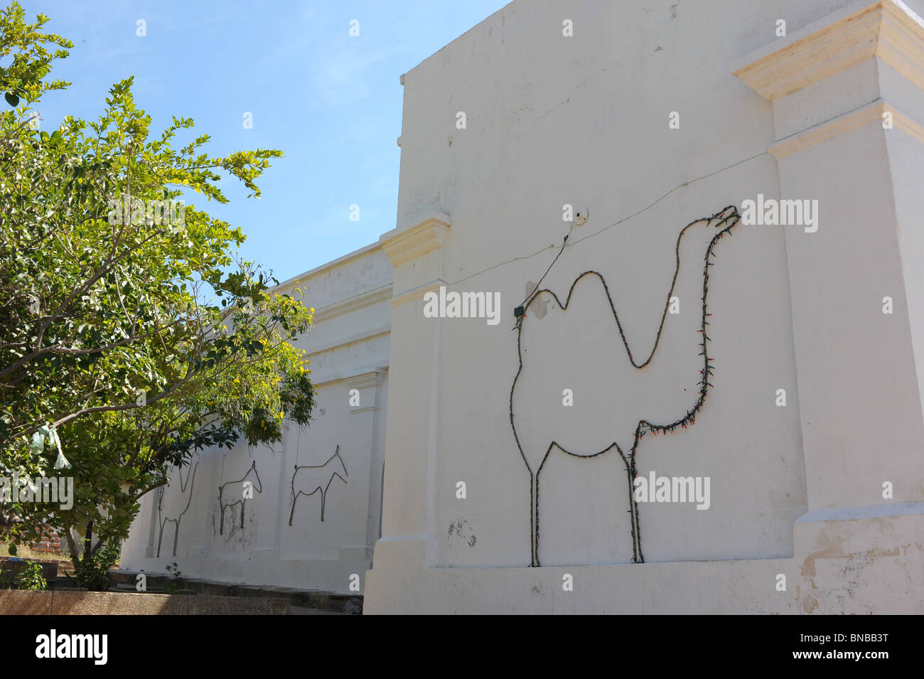Disegni di natale sul dipinto di bianco di parete della chiesa. Taganga Villaggio di Pescatori, Colombia, Sud America Foto Stock