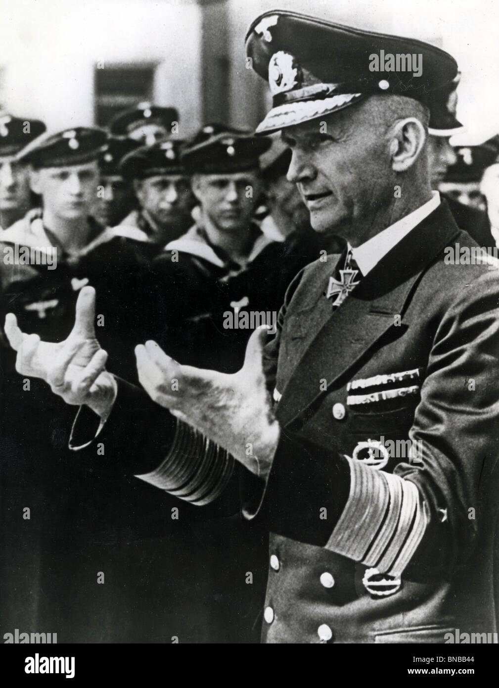 L'Ammiraglio Doenitz KARL tedesco comandante navale con U-Boat equipaggi nel novembre 1942 Foto Stock