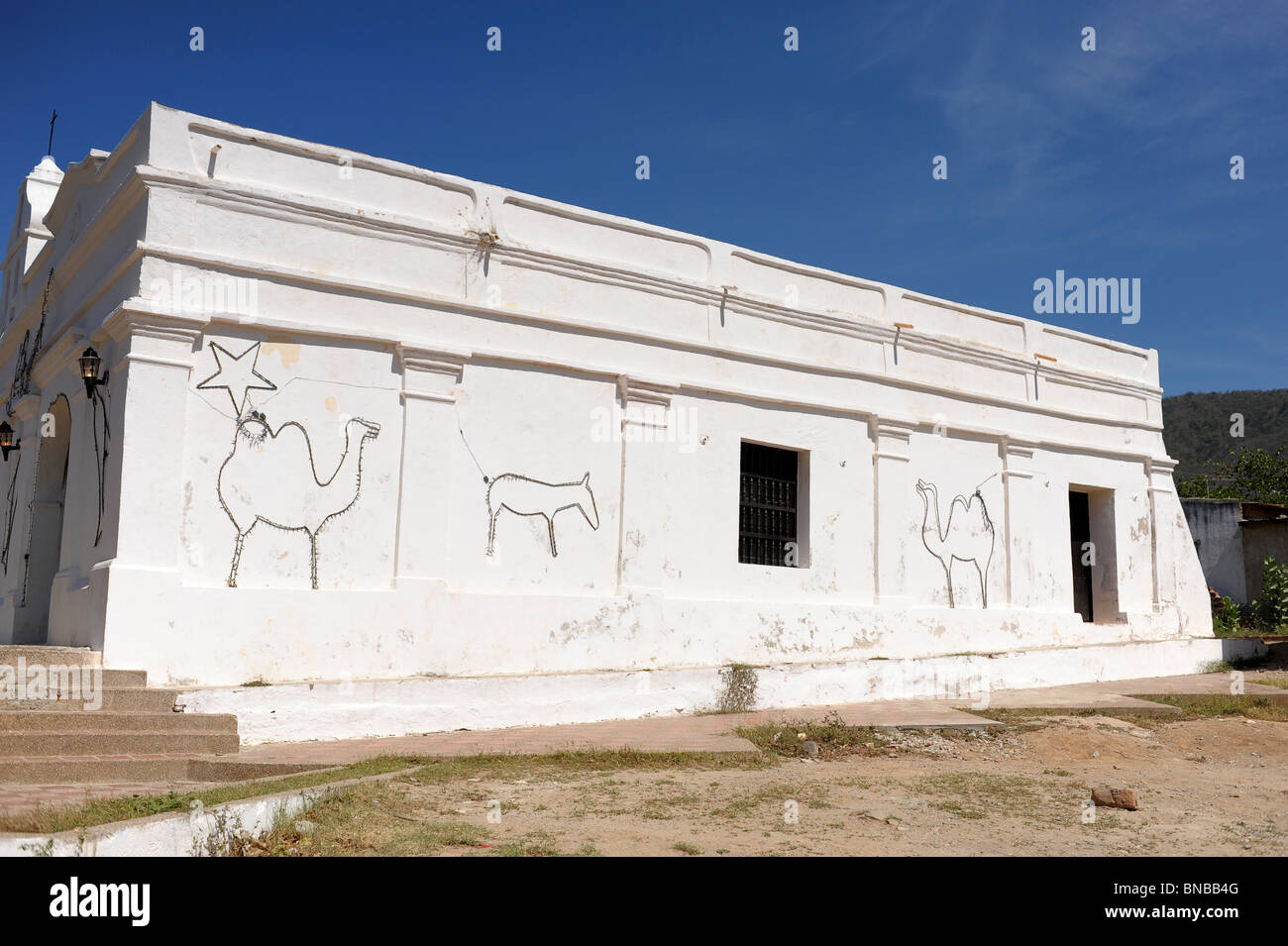 Disegni di natale sul dipinto di bianco di parete della chiesa. Taganga Villaggio di Pescatori, Colombia, Sud America Foto Stock