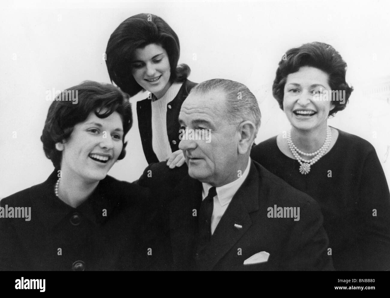 Il presidente statunitense Lyndon Baines Johnson con la sua famiglia da sinistra: Lynda Bird, Lucy Baines e sua moglie Lady Bird Foto Stock
