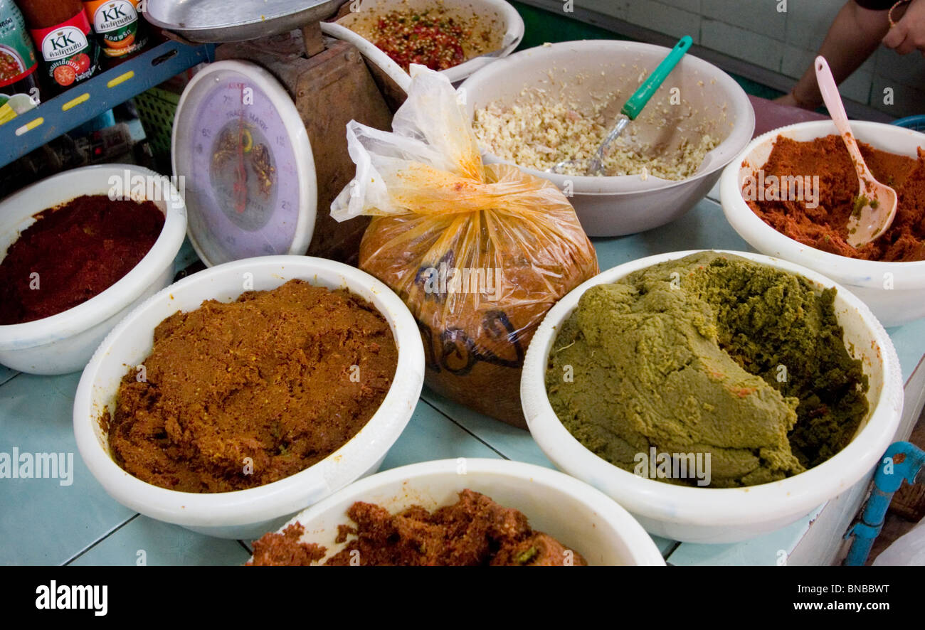 Fresche le paste di curry e spezie in un mercato alimentare, Bangkok, Thailandia Foto Stock