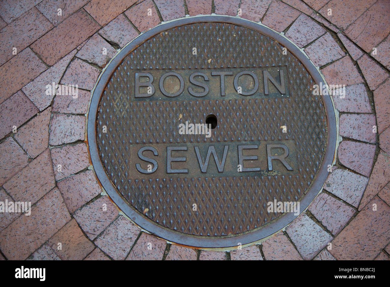 Boston, Massachusetts - un chiusino su Boston sistema fognario. Foto Stock