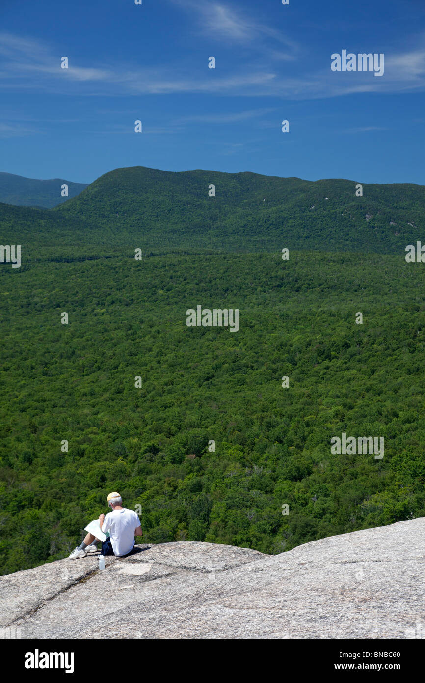 Lincoln, New Hampshire - un escursionista sulla sommità del capo indiano rock formazione su Mt. Pemigewasset. Foto Stock