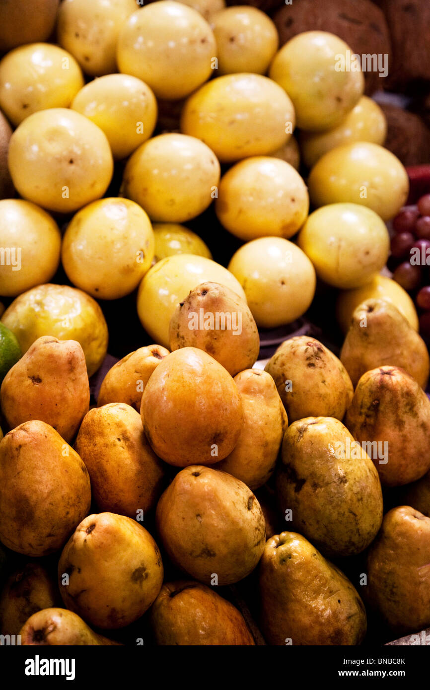Colombiano di mercato di frutta e verdura Foto Stock