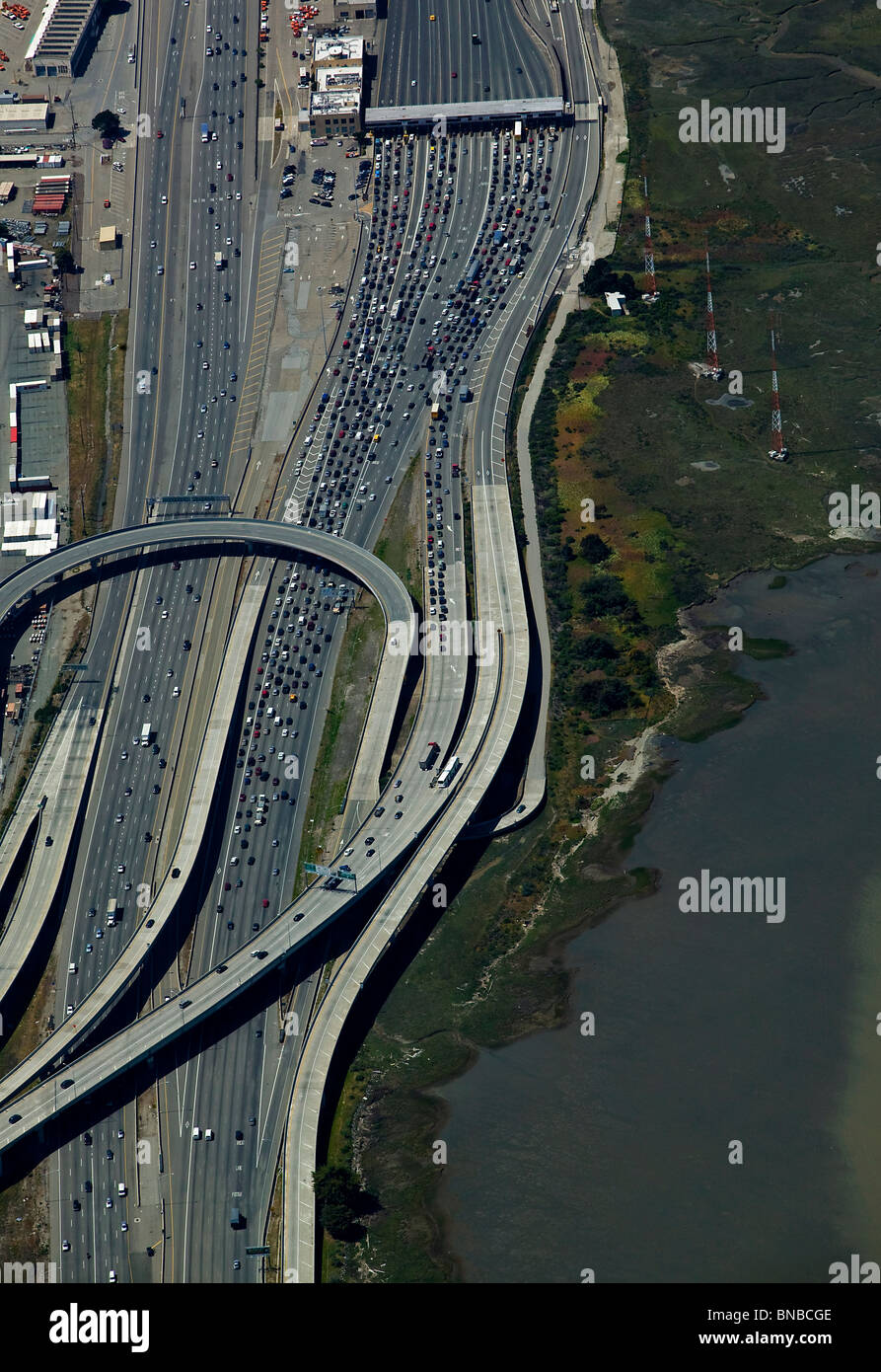 Vista aerea al di sopra di traffico che si avvicina San Francisco Bay Bridge toll plaza Oakland California Foto Stock