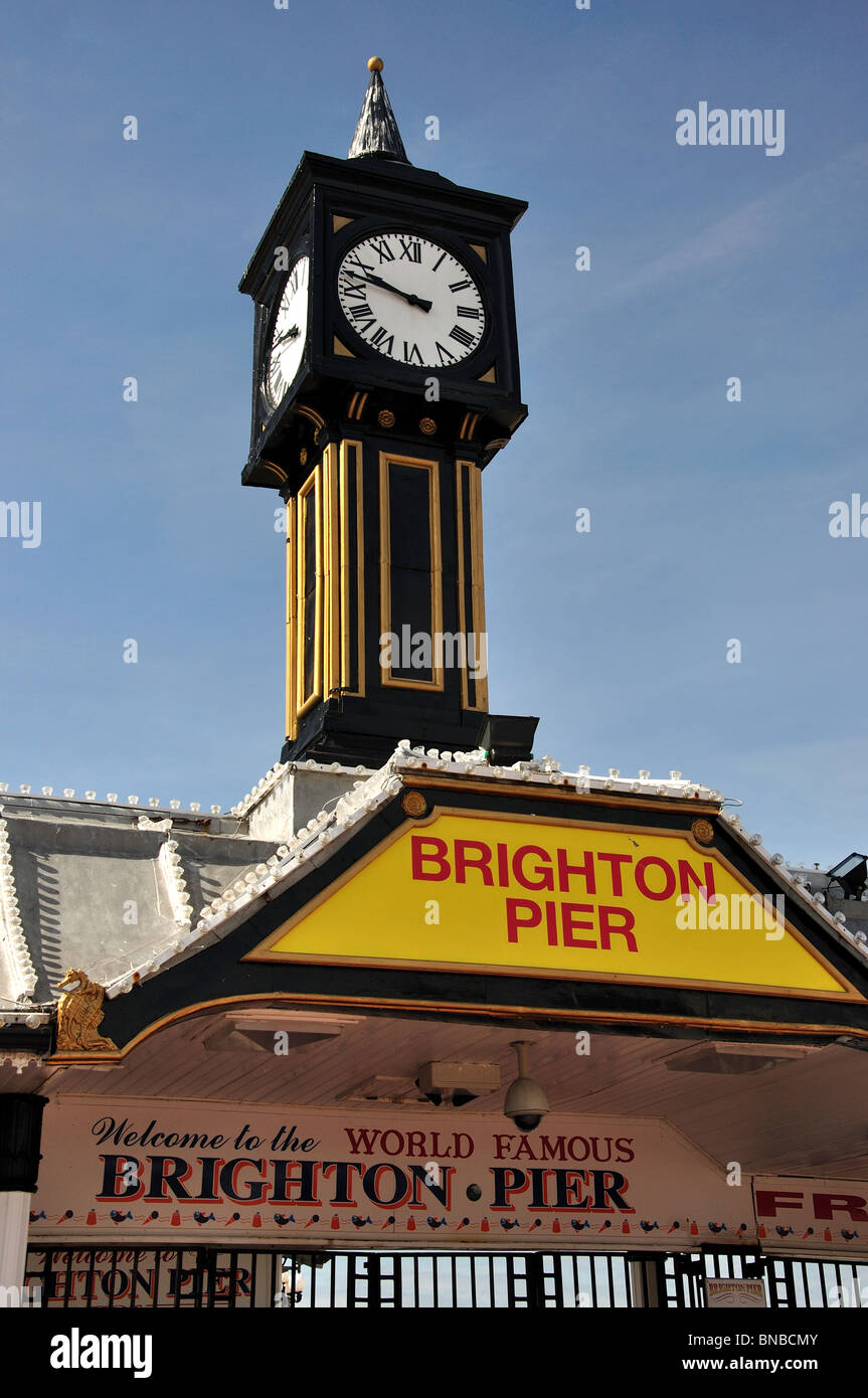 Il Brighton Pier ingresso orologio, Brighton, East Sussex, England, Regno Unito Foto Stock