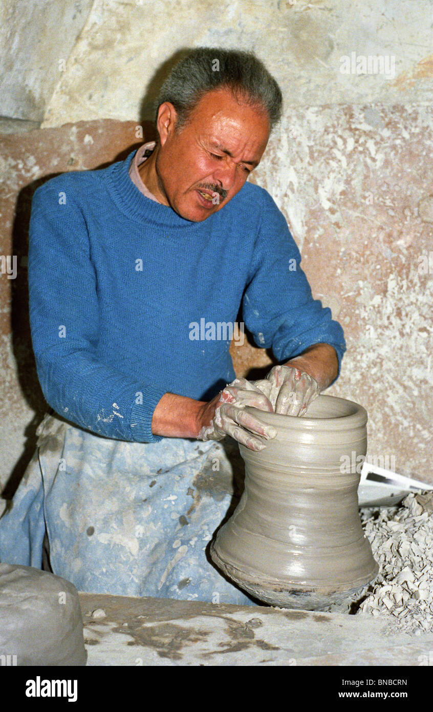 La Tunisia, Nabeul. Potter tunisino al lavoro nel suo laboratorio. Foto Stock
