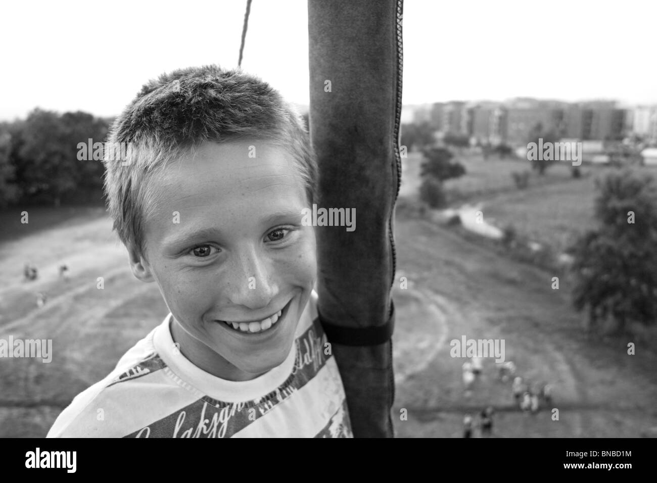 Davvero un ragazzo felice per il suo primo viaggio in mongolfiera Foto Stock
