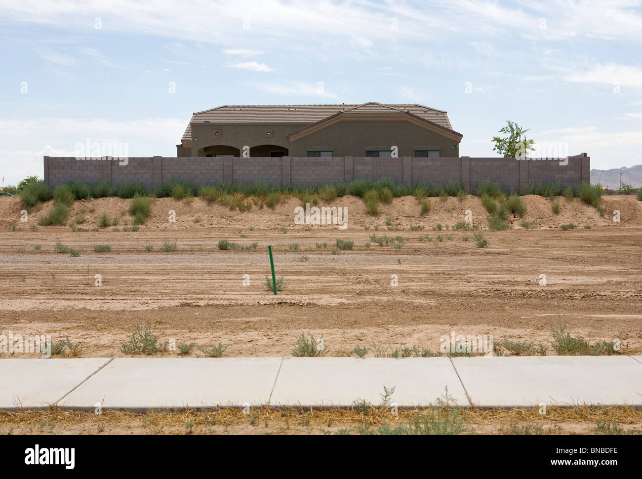 Incompiuta e abbandonata abitazioni sviluppi nell'area di Phoenix, in Arizona. Foto Stock