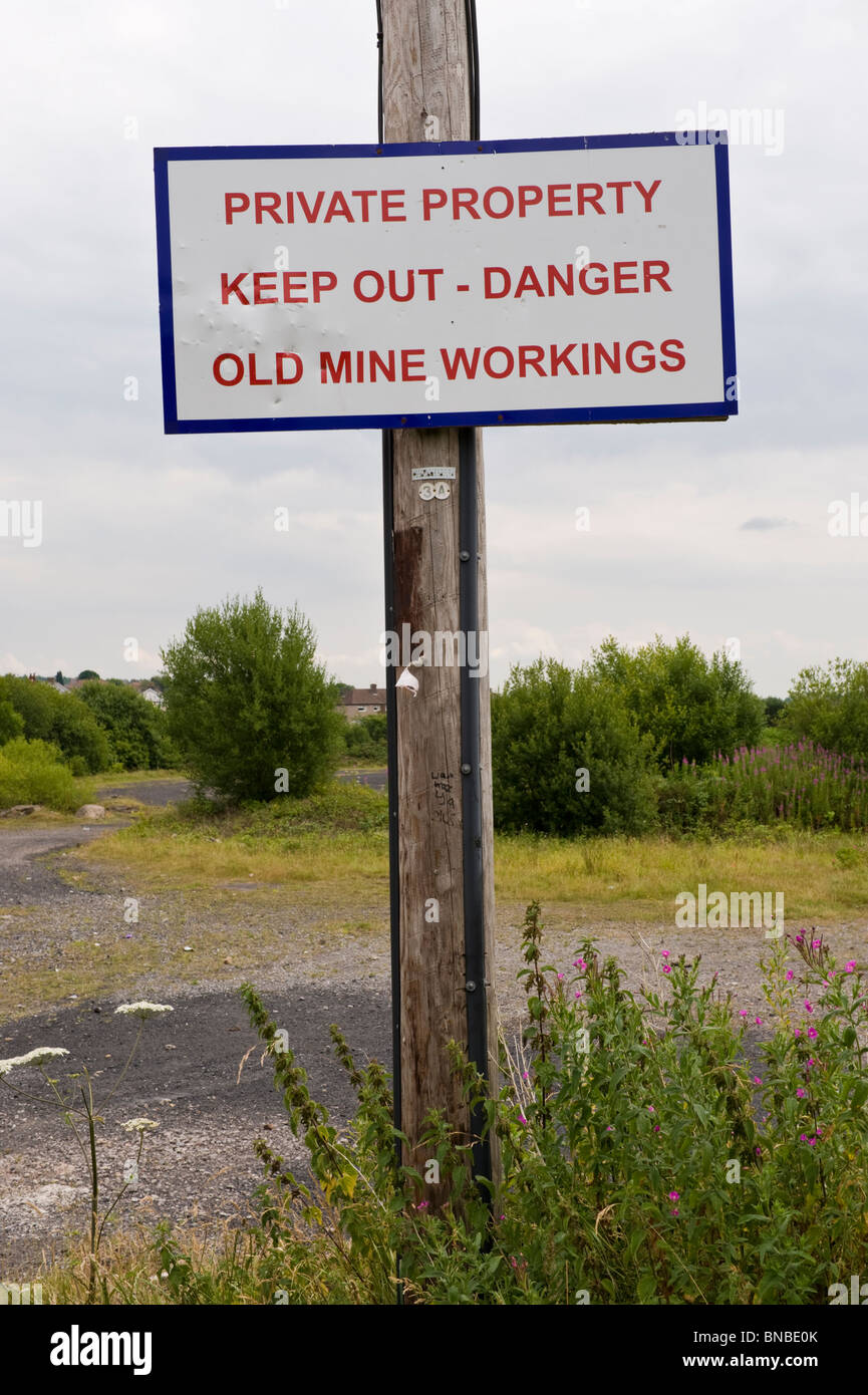 La proprietà privata tenere fuori pericolo vecchia miniera lavorazioni segno sull'ex sito colliery presso il British Lancaster South Wales UK Foto Stock