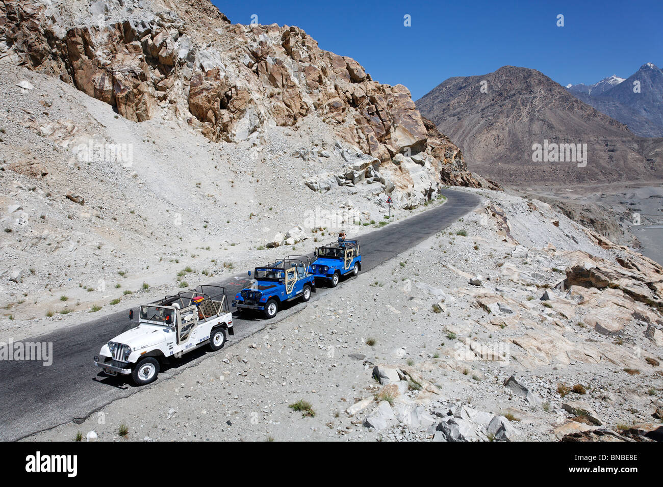 Jeep sulla Karakoram Highway, Gilgit-Baltistan, Pakistan Foto Stock