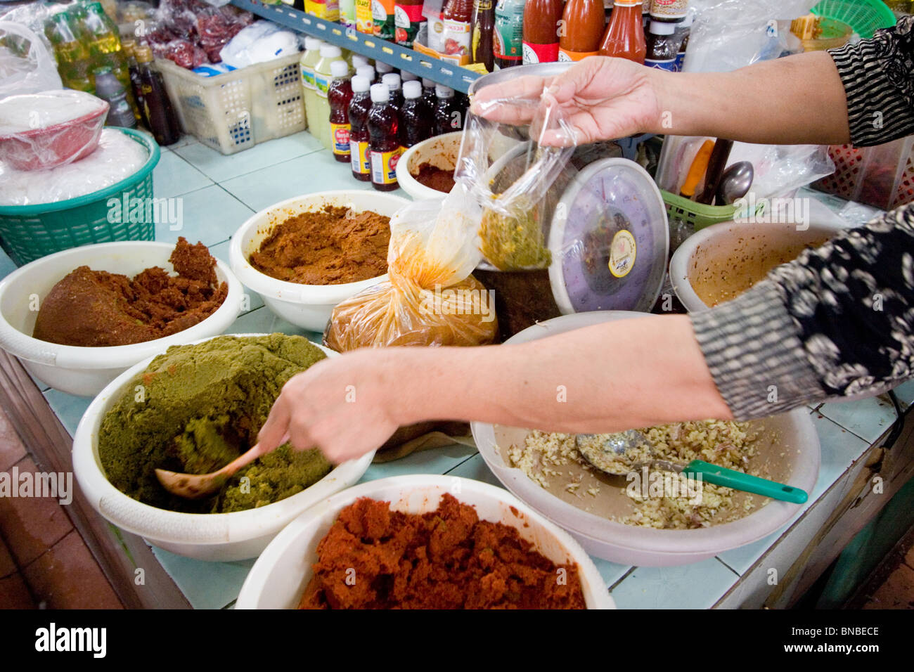 Fresche le paste di curry e spezie in un mercato alimentare, Bangkok, Thailandia Foto Stock