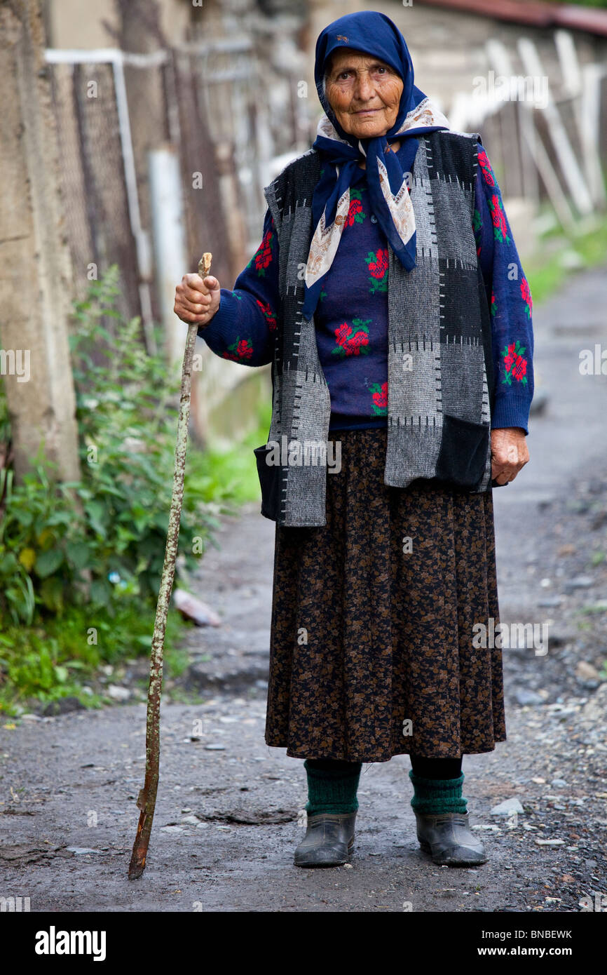 Anziani Svan donna in Mestia, Svaneti, Georgia Foto Stock