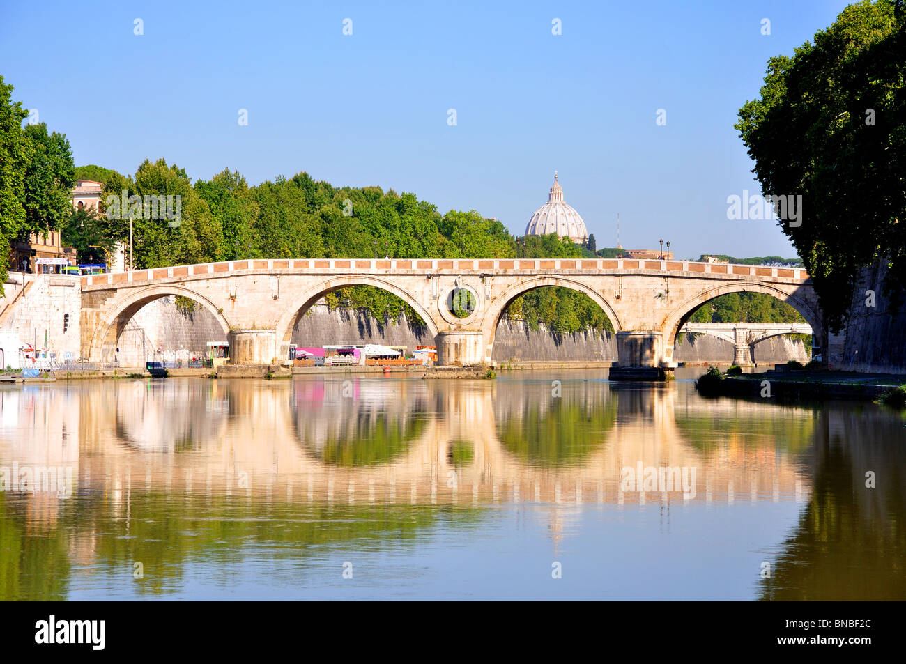 Ponte Sisto ponte che attraversa il fiume Tevere a Roma Italia con la cupola di San Pietro sullo sfondo Foto Stock