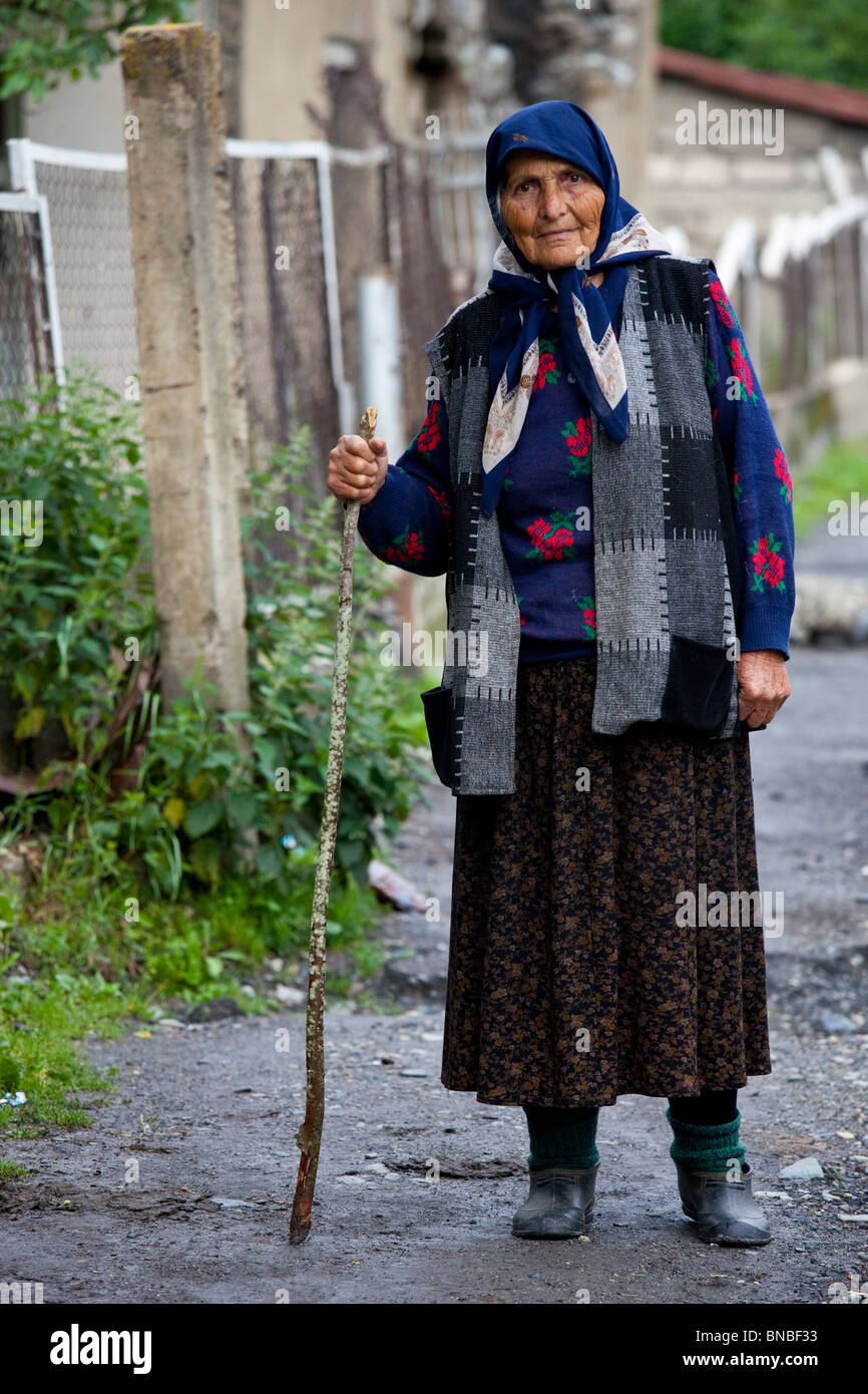 Anziani Svan donna in Mestia, Svaneti, Georgia Foto Stock