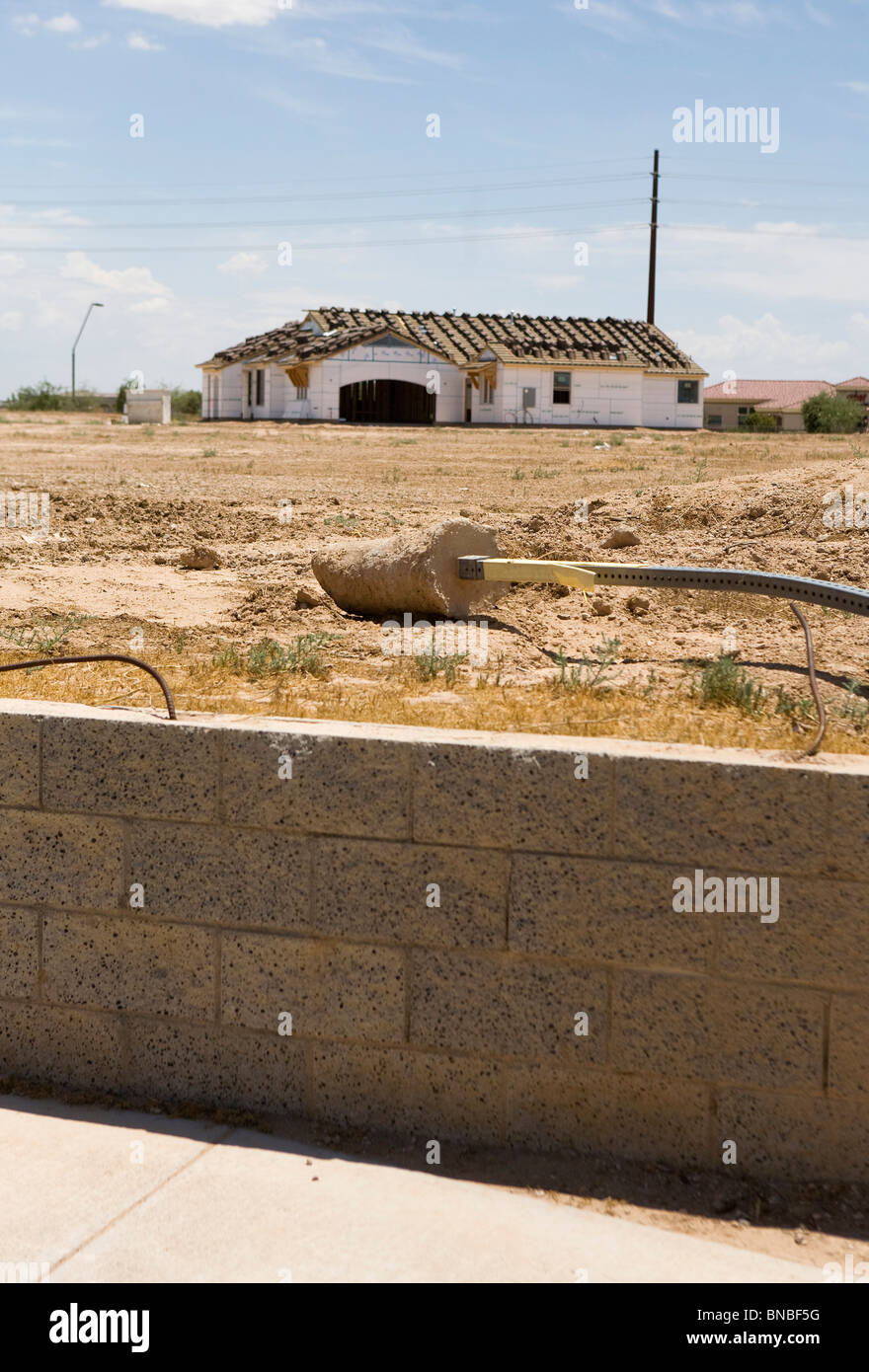 Incompiuta e abbandonata abitazioni sviluppi nell'area di Phoenix, in Arizona. Foto Stock
